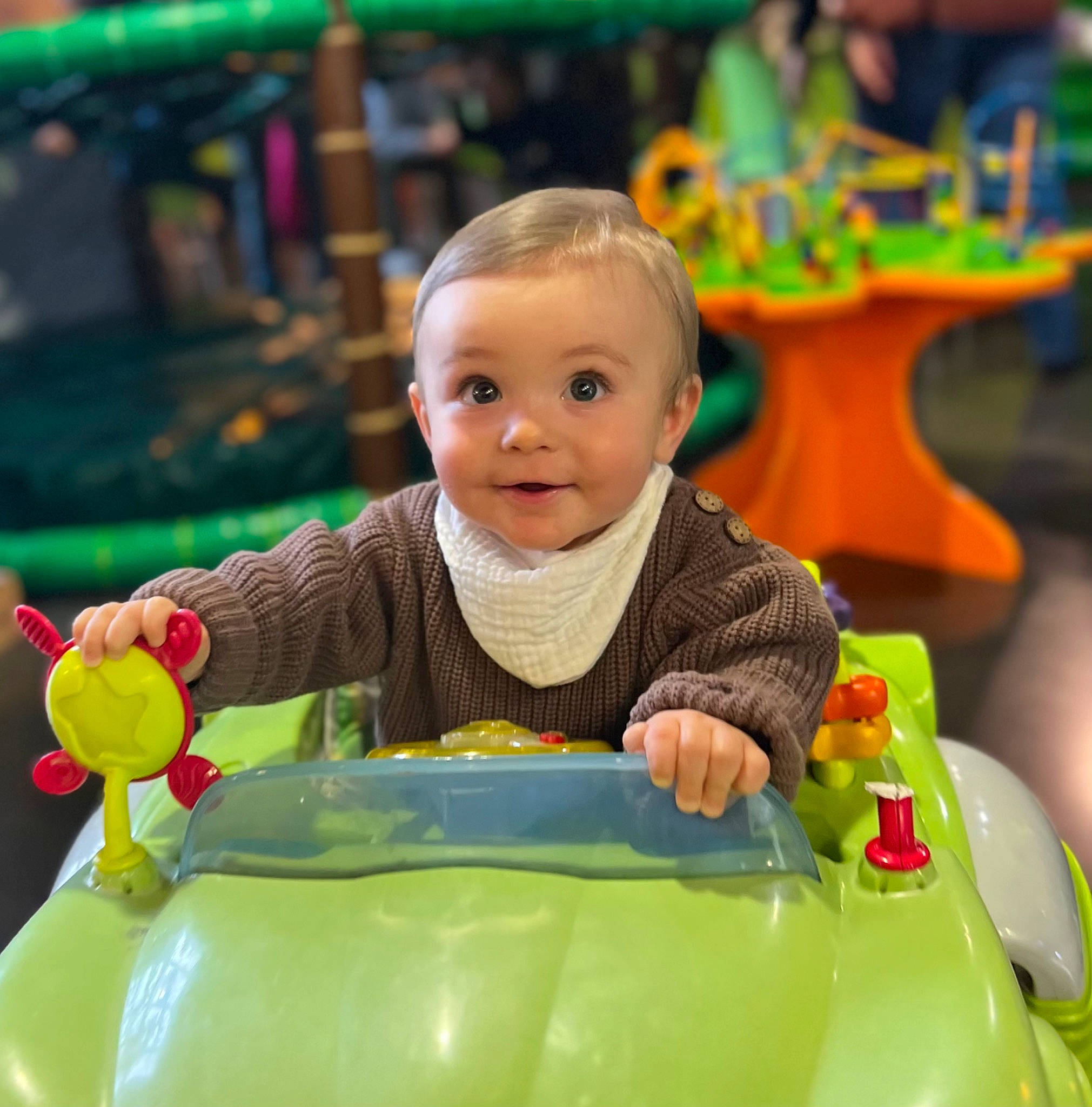 Léo a rejoint le concours — aidez-le/la à gagner de superbes lots ! baby, baby_playing_with_toys, child, city, facial_expression, fun, green, happy, joy, leisure, motor_vehicle, person, photograph, product, recreation, riding_toy, skin, smile, snapshot, toddler
