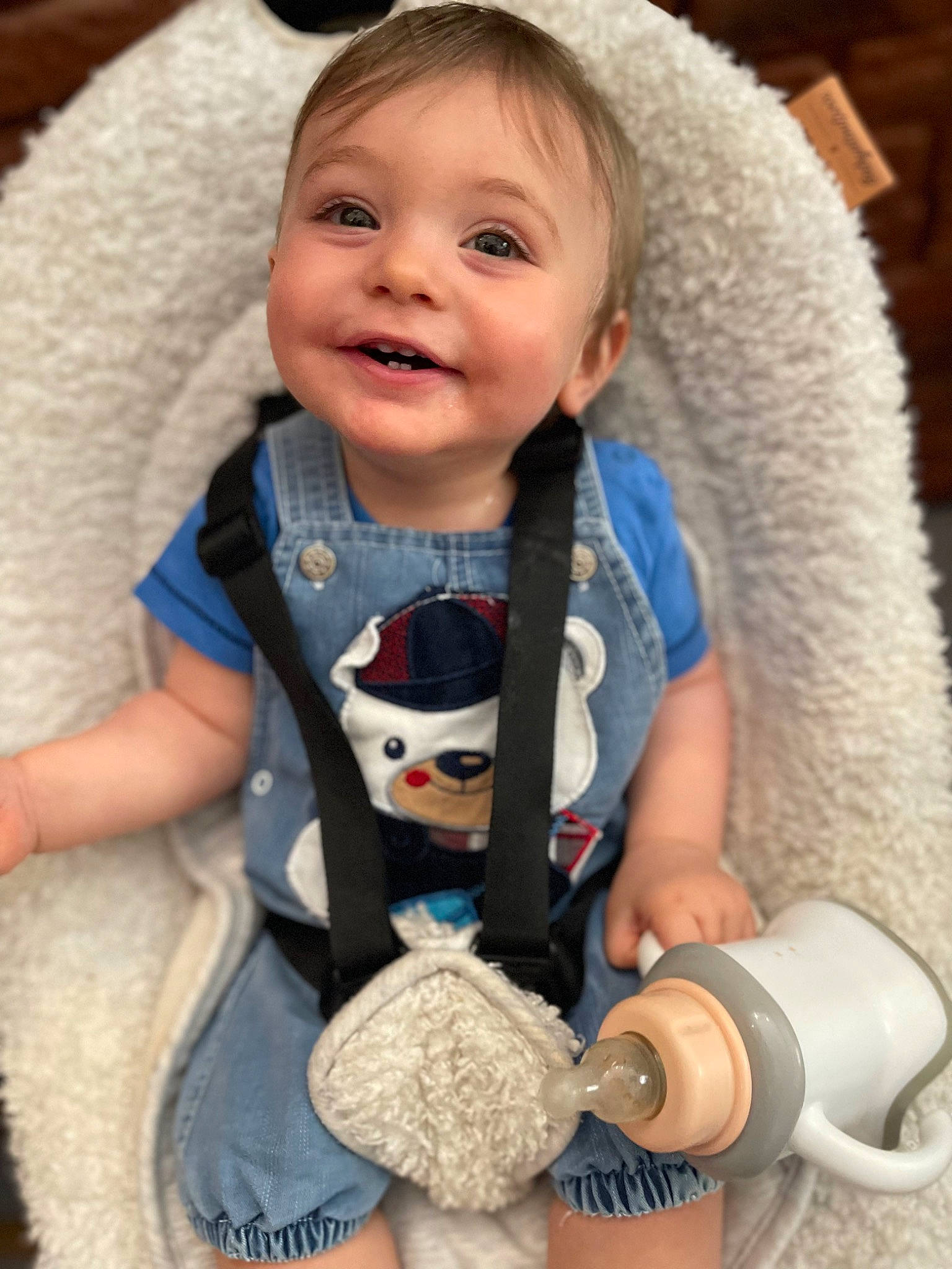 Léo participe au concours pour gagner de l'argent avec cette photo : arm, baby, baby_carriage, baby_safety, baby_toddler_clothing, cheek, eye, face, finger, happy, head, iris, joy, organ, person, product, seat_belt, skin, sleeve, smile