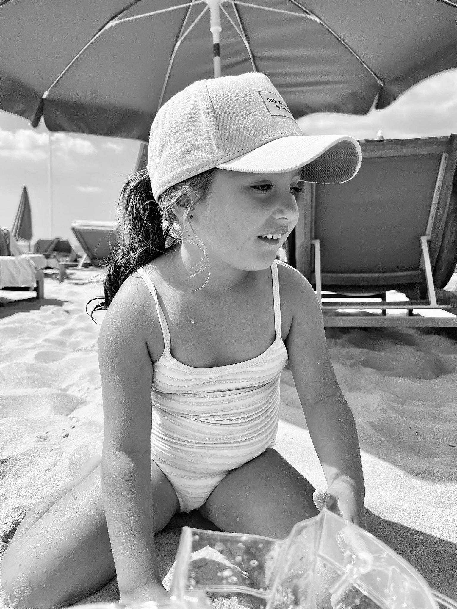 Victoire participe au concours pour gagner de l'argent avec cette photo : black, black_and_white, cap, flash_photography, fun, happy, headwear, human_leg, leisure, monochrome, monochrome_photography, person, personal_protective_equipment, photograph, plastic_bag, recreation, sitting, smile, snapshot, style