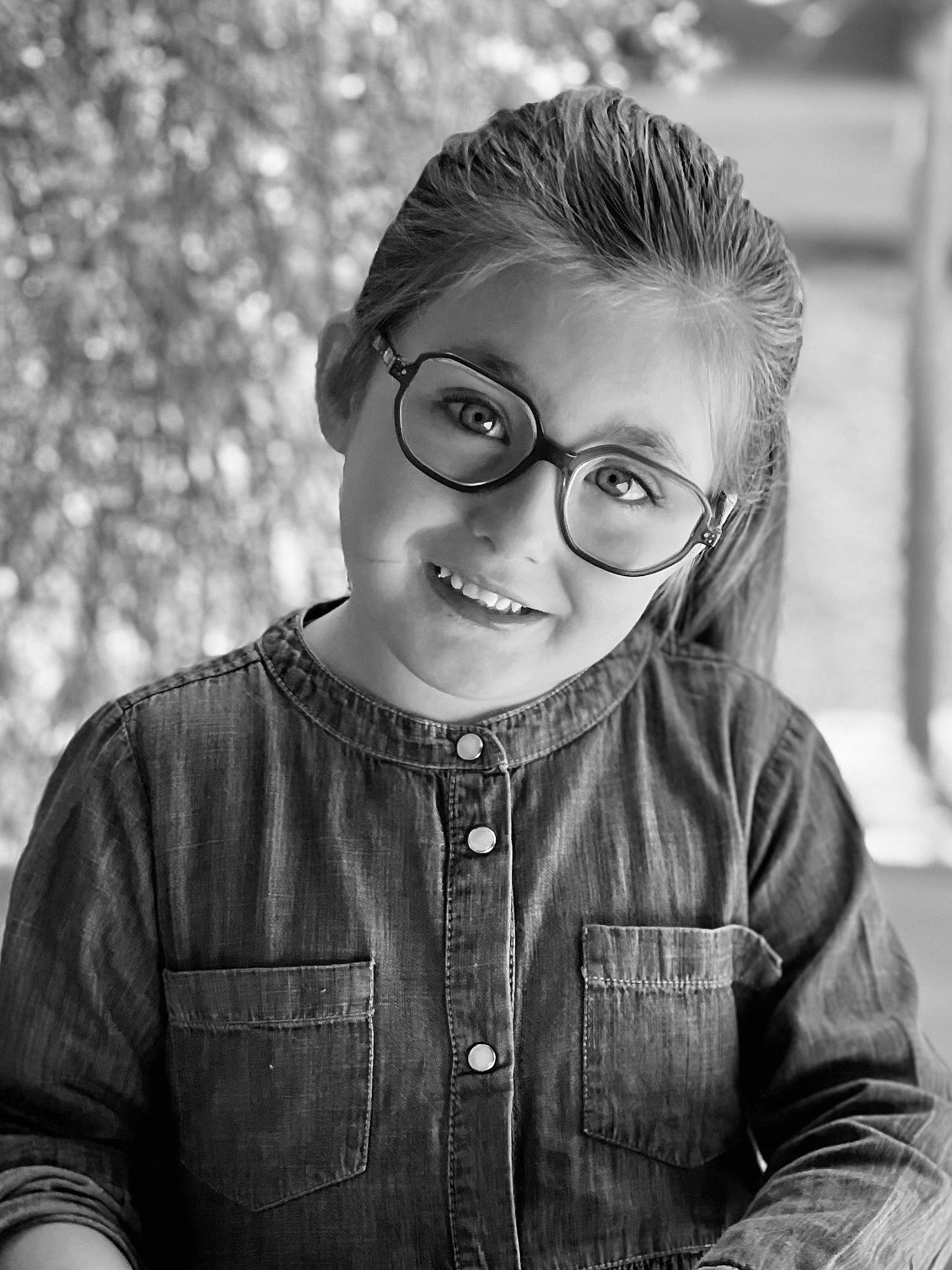 Victoire participe au concours pour gagner de l'argent avec cette photo : black, black_and_white, eye, eyewear, face, facial_expression, flash_photography, glasses, happy, head, joy, nose, organ, outerwear, person, photograph, skin, sleeve, smile, standing