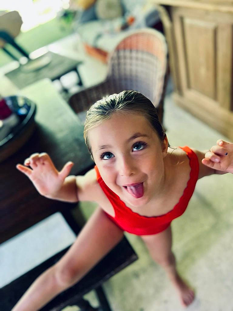 Victoire a rejoint le concours — aidez-le/la à gagner de superbes lots ! black_hair, child, elbow, facial_expression, finger, flooring, fun, happy, human_leg, joint, joy, leisure, person, recreation, shoulder, sitting, skin, smile, sportswear, thigh