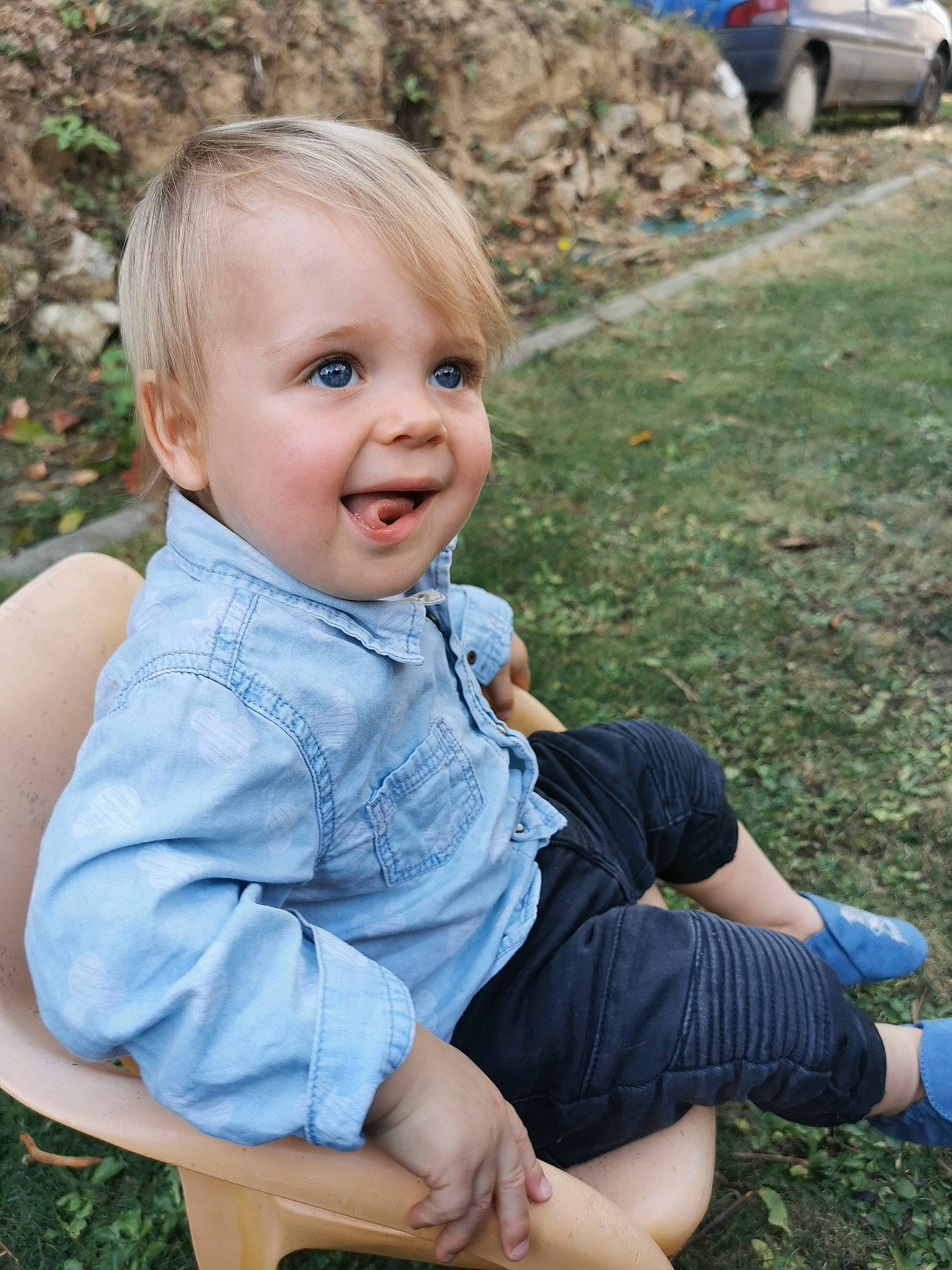 Priam a rejoint le concours — aidez-le/la à gagner de superbes lots ! baby, baby_toddler_clothing, botany, dress, eye, grass, happy, head, iris, leaf, leg, leisure, mammal, nature, people_in_nature, person, plant, skin, smile, summer