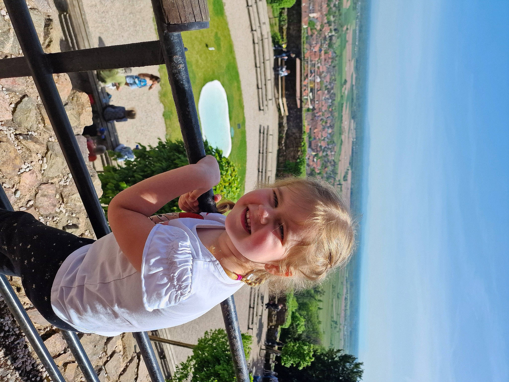 Arwen a rejoint le concours — aidez-le/la à gagner de superbes lots ! child, daytime, elbow, fun, grass, happy, joy, landscape, leisure, people_in_nature, person, plant, recreation, sky, smile, summer, t_shirt, toddler, tree, vacation