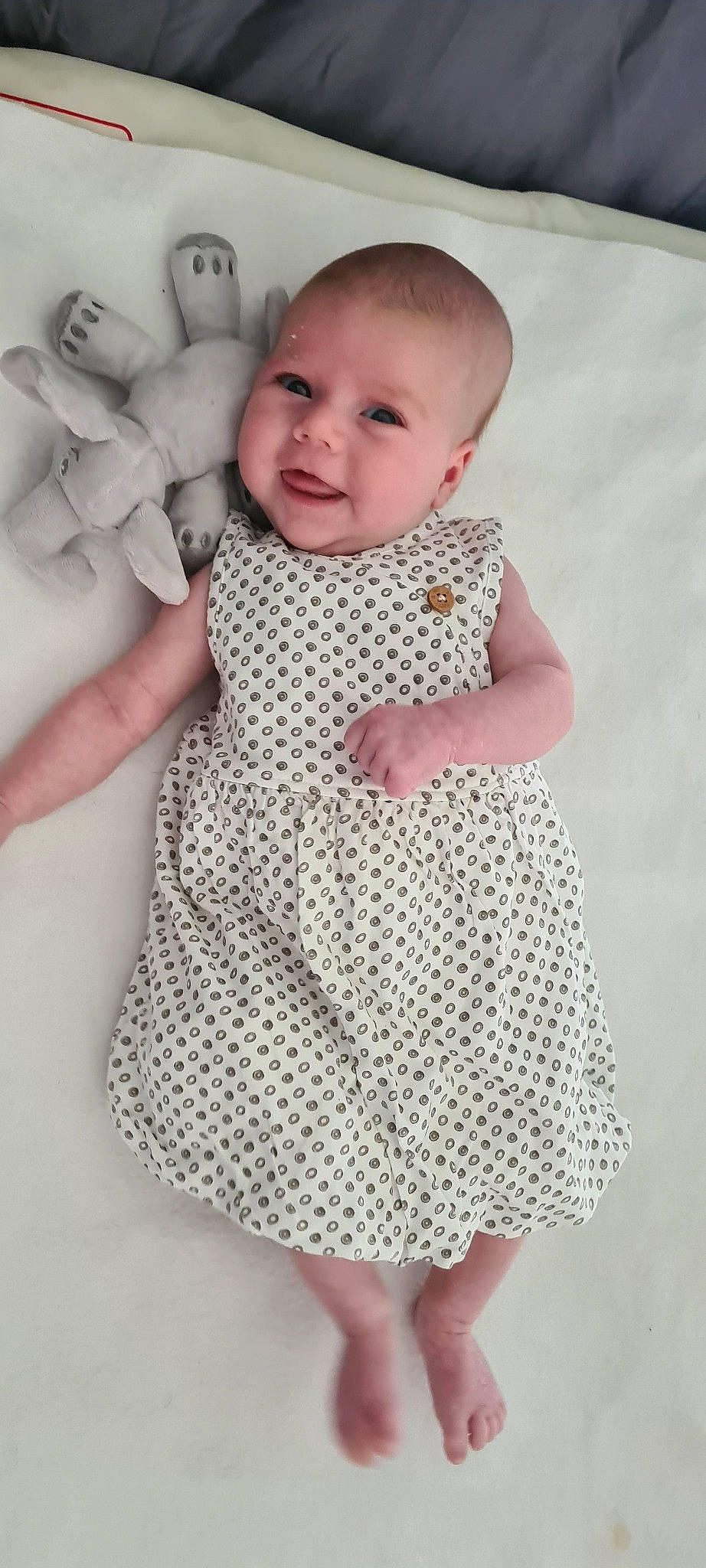 Arwen participe au concours pour gagner de l'argent avec cette photo : baby, baby_products, baby_toddler_clothing, child, child_model, clothing, design, dress, pattern, person, pink, polka_dot, product, skin, sleeve, toddler