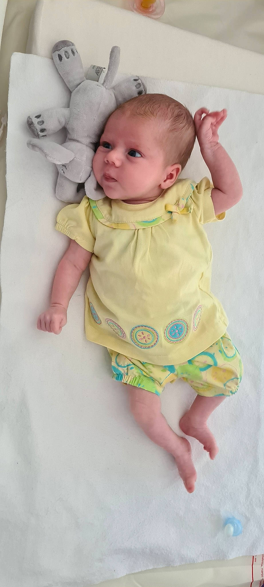 Arwen participe au concours pour gagner de l'argent avec cette photo : baby, baby_products, baby_toddler_clothing, child, clothing, design, dress, pattern, person, product, skin, sleeve, textile, toddler, yellow