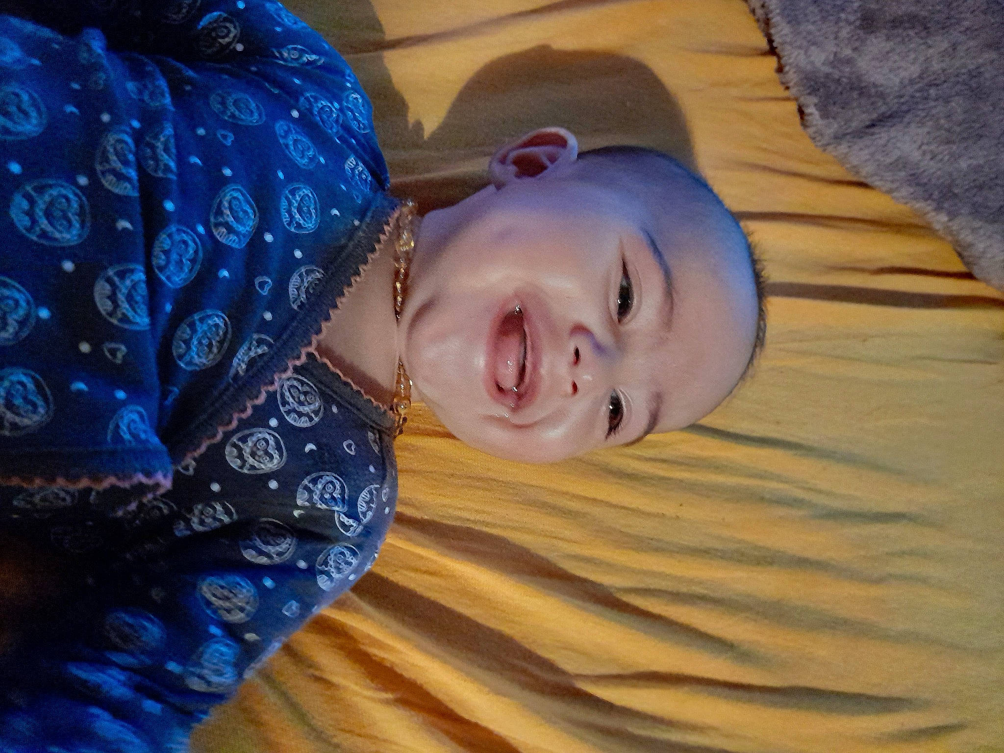 Ayema a rejoint le concours — aidez-le/la à gagner de superbes lots ! azure, comfort, electric_blue, eye, eyebrow, flash_photography, fun, happy, iris, landscape, laugh, leisure, neck, pattern, person, sand, sitting, smile, textile, toddler