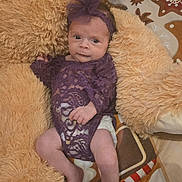 Romy a rejoint le concours — aidez-le/la à gagner de superbes lots ! baby, infant, purple_lace, headband, teddy_bear, plush, blanket, patterned_blanket, cute, soft_toy, child, newborn, resting, indoors, portrait, clothing, person, small, cozy, comfort