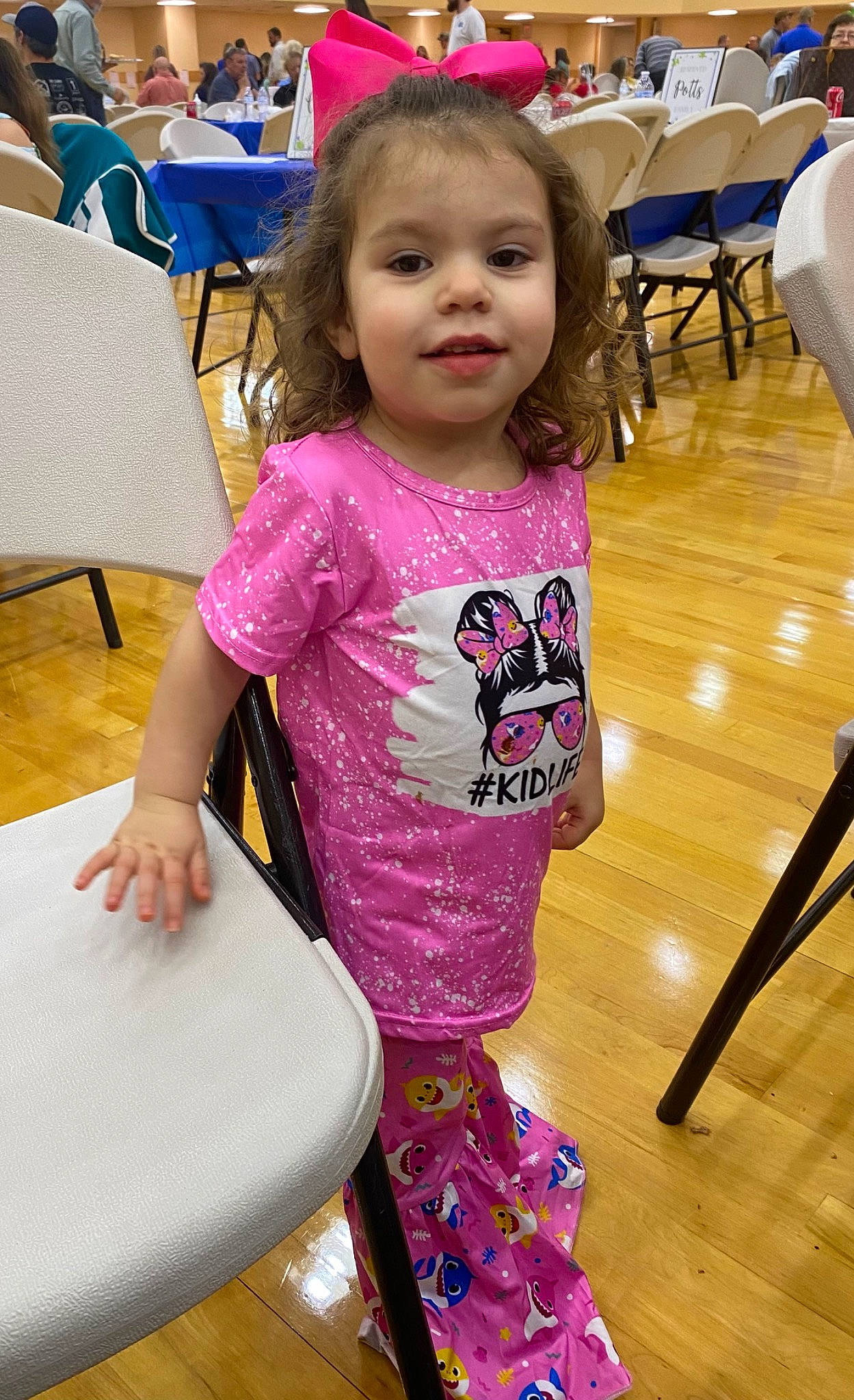 Zara is registered to the contest to win money with this photo: beauty, chair, child, fun, hair, hairstyle, happy, head, joy, magenta, organ, people, person, pink, purple, skin, sleeve, smile, standing, t_shirt