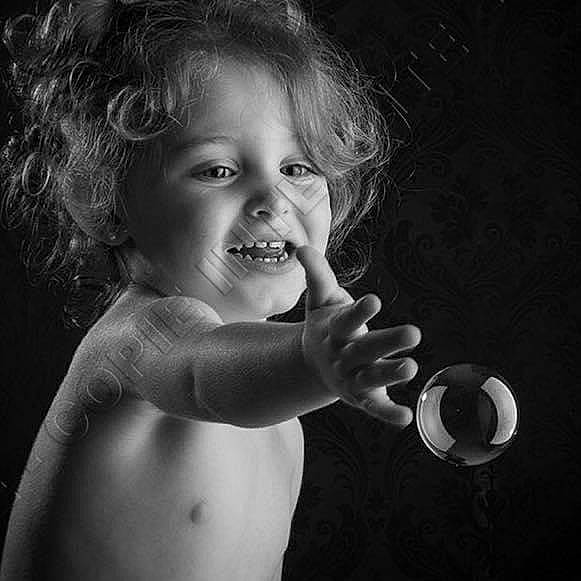 Lilouana participe au concours pour gagner de l'argent avec cette photo : arm, black, cheek, chin, eye, facial_expression, flash_photography, hairstyle, hand, head, human_body, jaw, lip, mouth, nose, person, photograph, skin, smile, standing