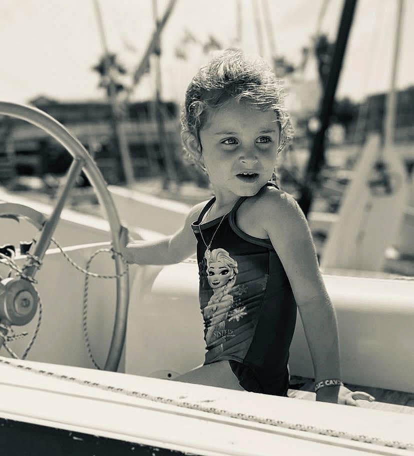 Lilouana a rejoint le concours — aidez-le/la à gagner de superbes lots ! automotive_design, automotive_tire, black_and_white, child, facial_expression, flash_photography, fun, happy, keyboard, leisure, monochrome, monochrome_photography, motor_vehicle, person, recreation, rim, smile, steering_wheel, style, toddler