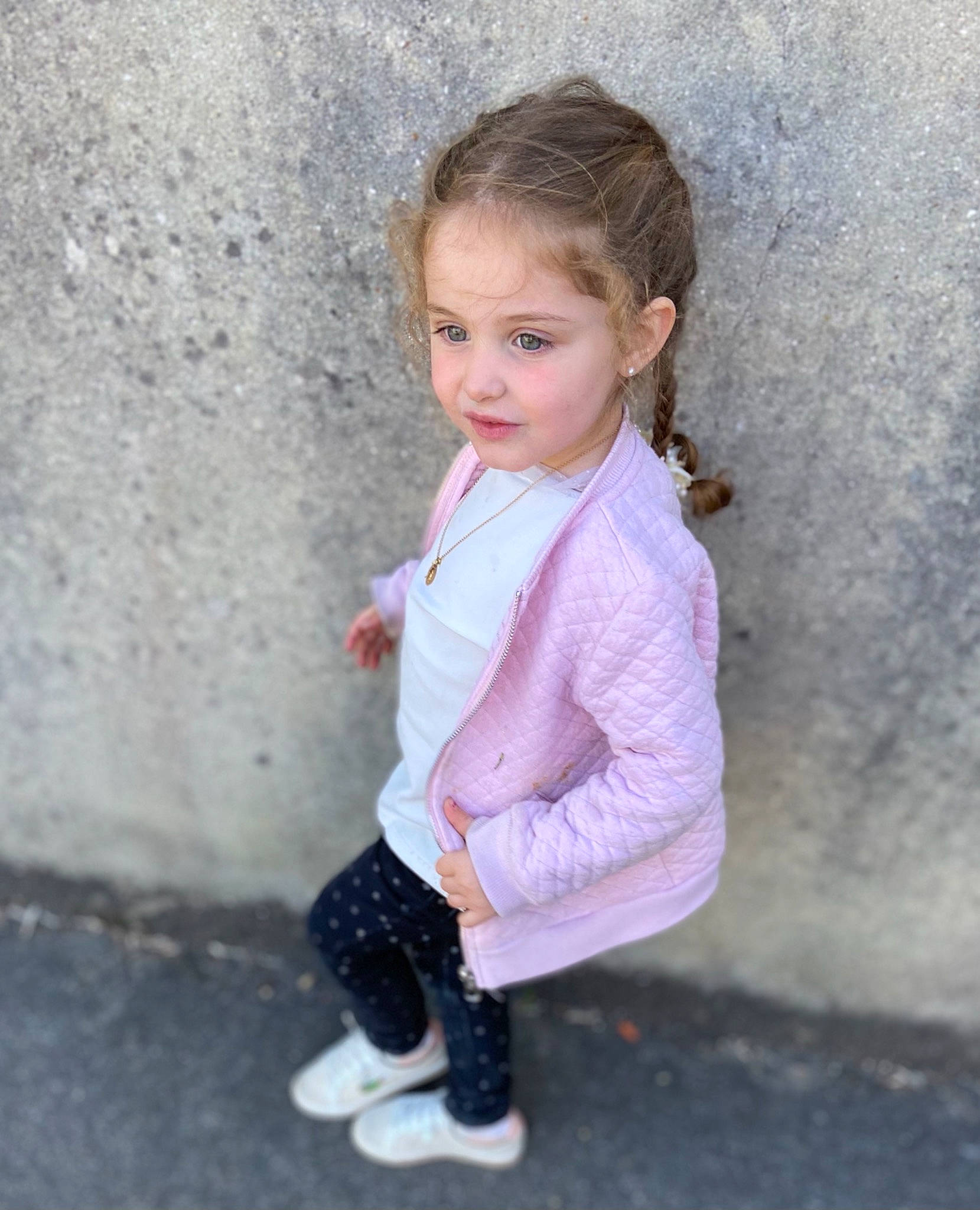 Lilouana a rejoint le concours — aidez-le/la à gagner de superbes lots ! baby_toddler_clothing, eye, face, flash_photography, happy, head, human_body, jeans, knee, leg, lip, neck, person, pink, shoe, sleeve, street_fashion, t_shirt, toddler, waist