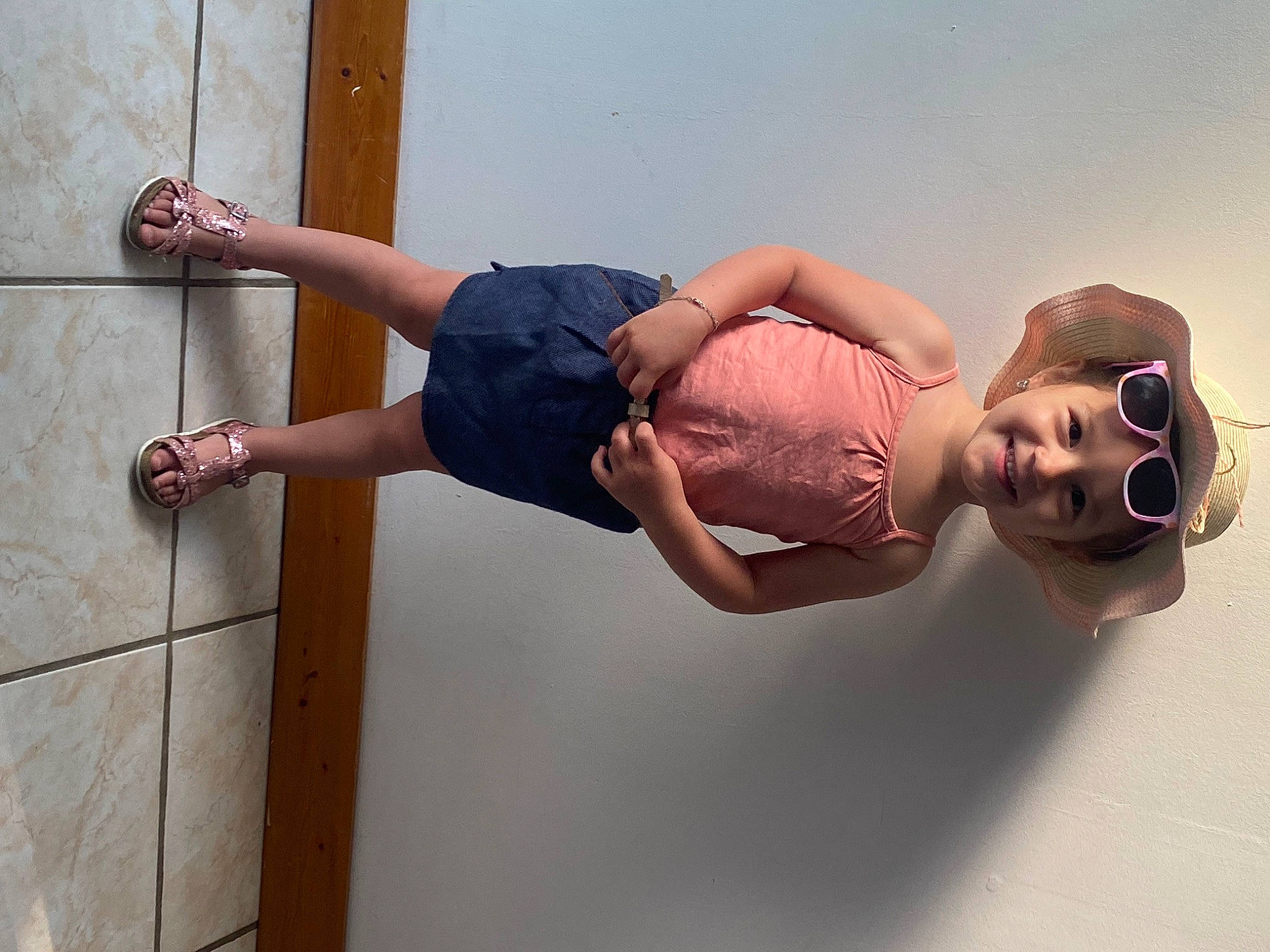 Leyla participe au concours pour gagner de l'argent avec cette photo : abdomen, arm, balance, calf, elbow, foot, fun, happy, headwear, human_leg, joint, joy, knee, leg, leisure, person, physical_fitness, sandal, shorts, thigh