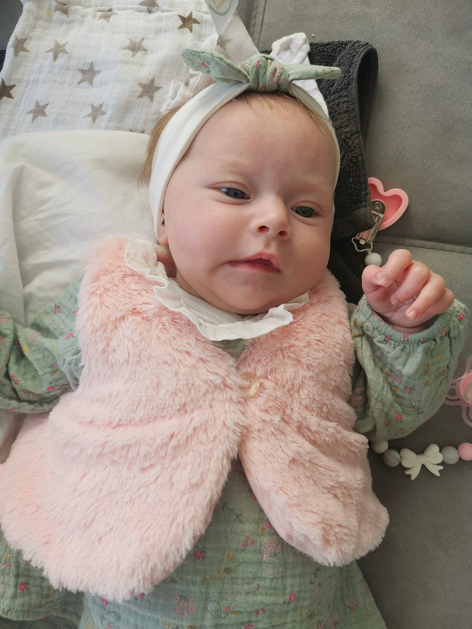 Ava participe au concours pour gagner de l'argent avec cette photo : baby, baby_products, baby_toddler_clothing, cap, cheek, child, comfort, fashion_accessory, fur, grass, happy, headband, knit_cap, linens, lip, person, pink, skin, sleeve, toddler