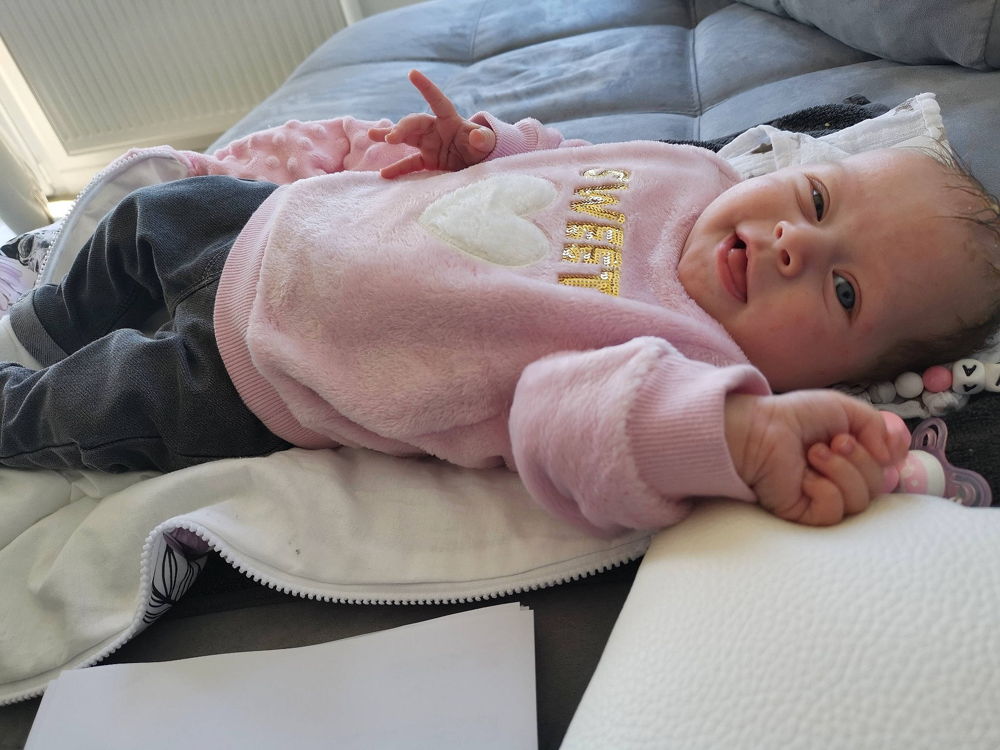 Ava a rejoint le concours — aidez-le/la à gagner de superbes lots ! baby, baby_products, baby_safety, baby_sleeping, baby_toddler_clothing, bedding, child, comfort, foot, happy, linens, nap, nightwear, pattern, person, room, sleeve, smile, textile, thigh