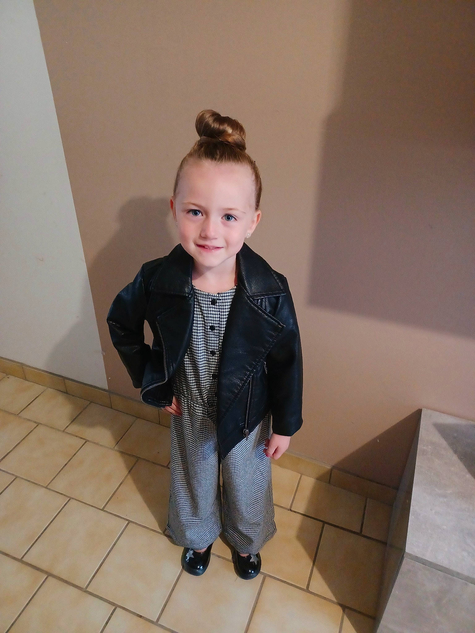 Yliana a rejoint le concours — aidez-le/la à gagner de superbes lots ! baby_toddler_clothing, blazer, child, collar, denim, dress_shirt, fashion_design, floor, flooring, formal_wear, hardwood, joy, leg, pattern, person, room, sitting, sleeve, smile, toddler