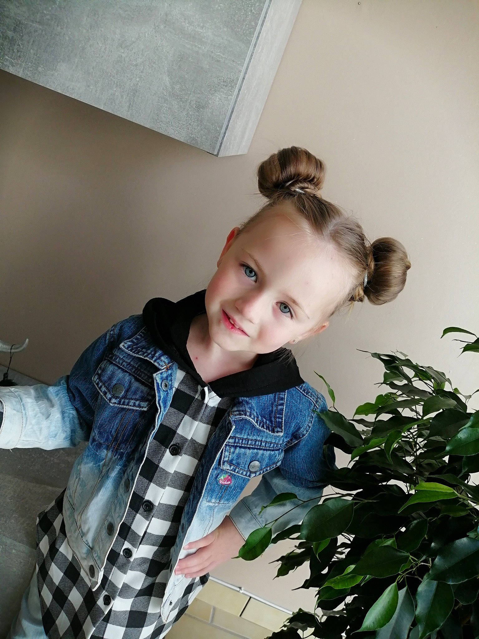 Yliana a rejoint le concours — aidez-le/la à gagner de superbes lots ! brown_hair, child, denim, dress_shirt, eyewear, flash_photography, formal_wear, fur, happy, joy, neck, pattern, person, plaid, plant, portrait_photography, shoulder, sitting, sleeve, smile