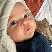 Lilou a rejoint le concours — aidez-le/la à gagner de superbes lots ! baby, child, face, eyes, hood, jacket, clothing, infant, portrait, closeup, cute, warm, indoor, soft_texture, expression, skin, curious, cozy, young, person