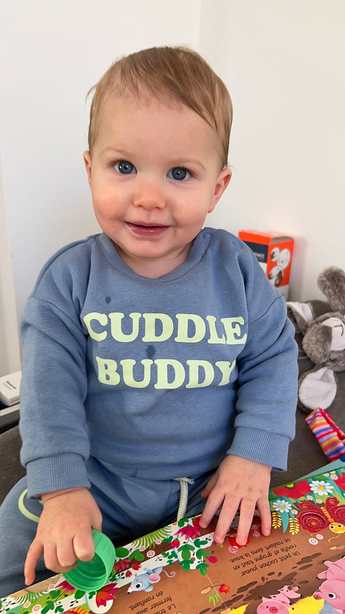 Livio participe au concours pour gagner de l'argent avec cette photo : baby, baby_toddler_clothing, baked_goods, cake, cake_decorating, cake_decorating_supply, child, dessert, dress, food, happy, icing, joy, person, recipe, sitting, sleeve, smile, sugar_cake, sweetness