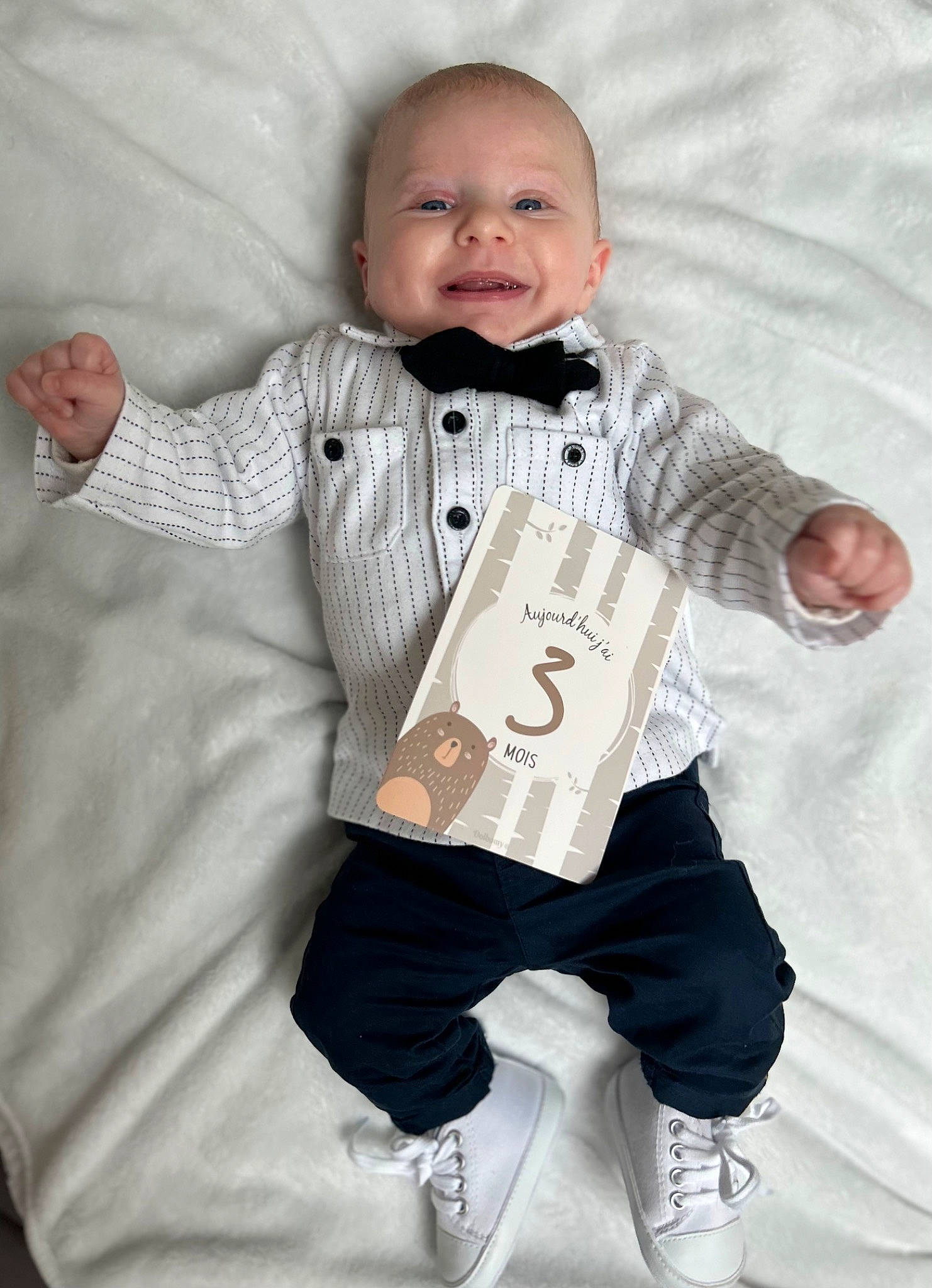 Livio participe au concours pour gagner de l'argent avec cette photo : baby, baby_toddler_clothing, cheek, child, collar, finger, fun, gesture, happy, human, human_body, outerwear, pattern, people, person, skin, sleeve, smile, t_shirt, toddler