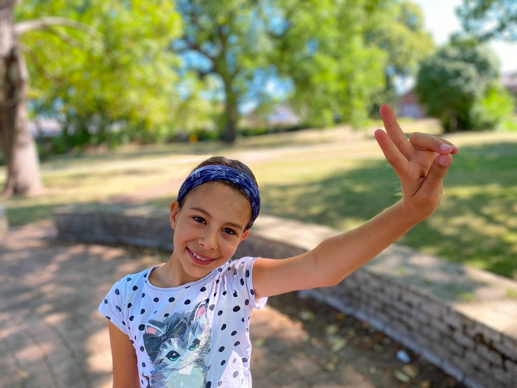 Lola Fosse participe au concours pour gagner de l'argent avec cette photo : child, design, finger, fun, gesture, hand, happy, headwear, joy, leisure, pattern, person, photography, plant, play, skin, smile, summer, toddler, tree