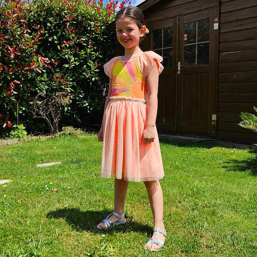Eva participe au concours pour gagner de l'argent avec cette photo : architecture, backyard, building, child, clothing, dress, face, female, girl, grass, head, lawn, nature, outdoors, person, photography, plant, portrait, skirt, yard