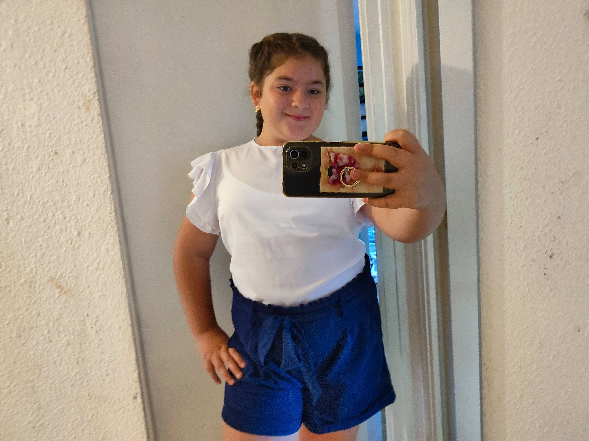 Lia a rejoint le concours — aidez-le/la à gagner de superbes lots ! abdomen, chest, communication_device, elbow, electric_blue, finger, gadget, gesture, human_leg, joy, knee, mirror, neck, person, sleeve, sportswear, t_shirt, thigh, thumb, trunk