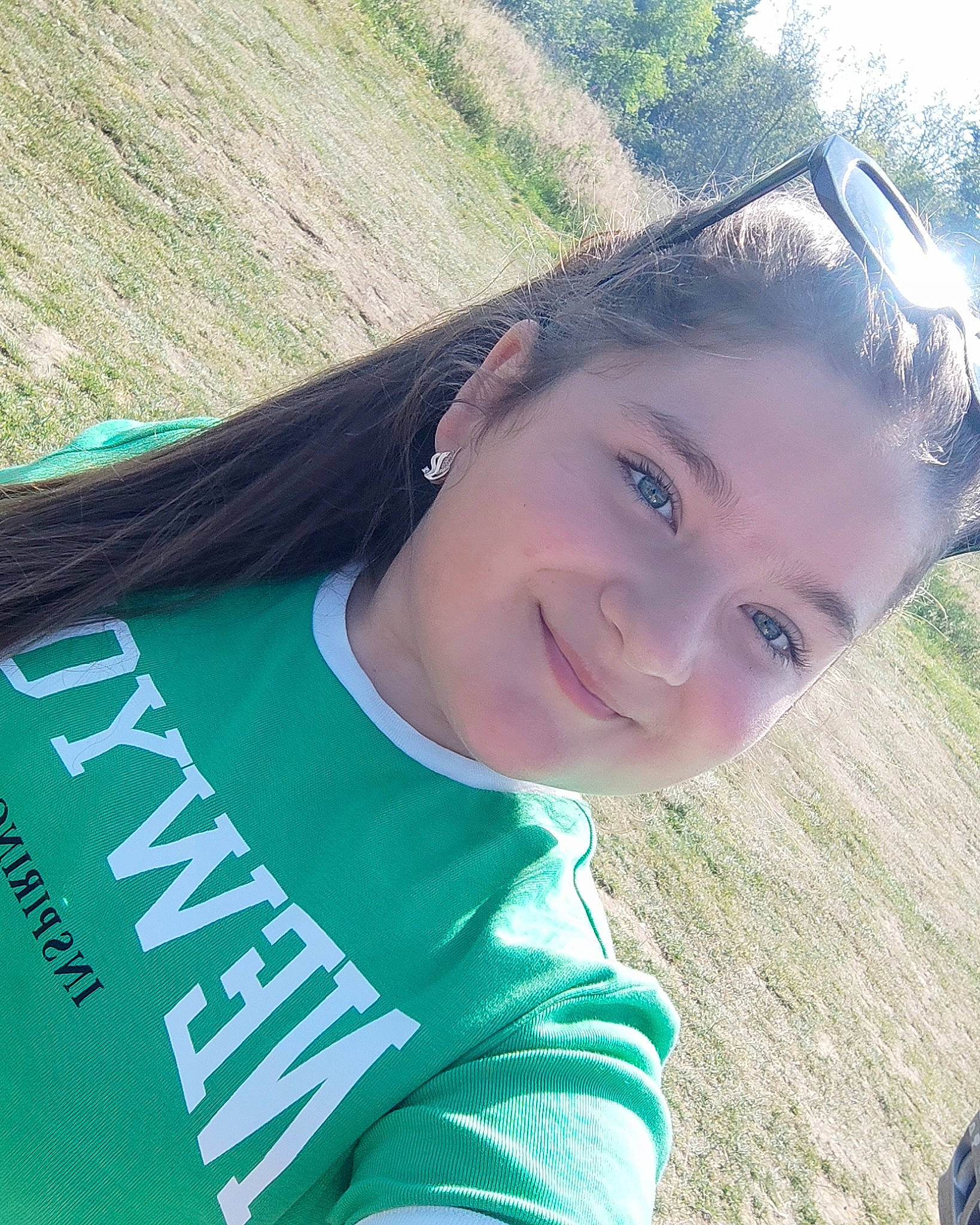 Lia participe au concours pour gagner de l'argent avec cette photo : black_hair, cool, eye, facial_expression, fun, grass, grass_family, hair, hairstyle, happy, head, jaw, joy, leisure, morning, people_in_nature, person, recreation, selfie, smile