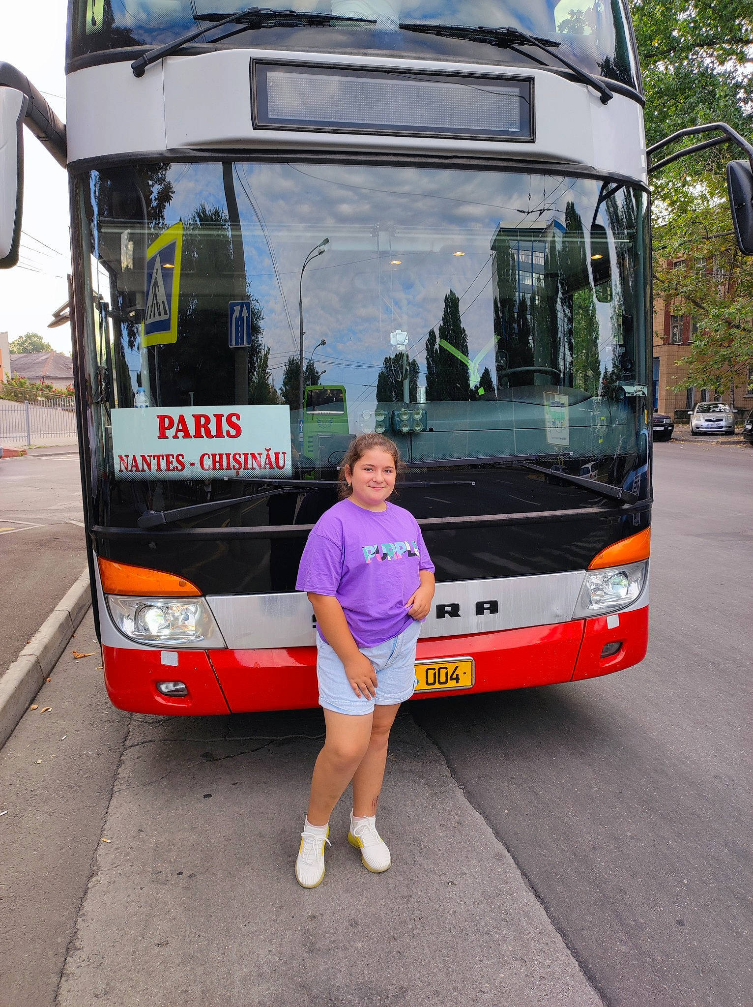 Lia participe au concours pour gagner de l'argent avec cette photo : automotive_design, automotive_exterior, automotive_lighting, bus, bus_driver, commercial_vehicle, double_decker_bus, human_settlement, joy, mode_of_transport, motor_vehicle, passenger, person, plant, public_transport, shorts, tire, tour_bus_service, travel, tree