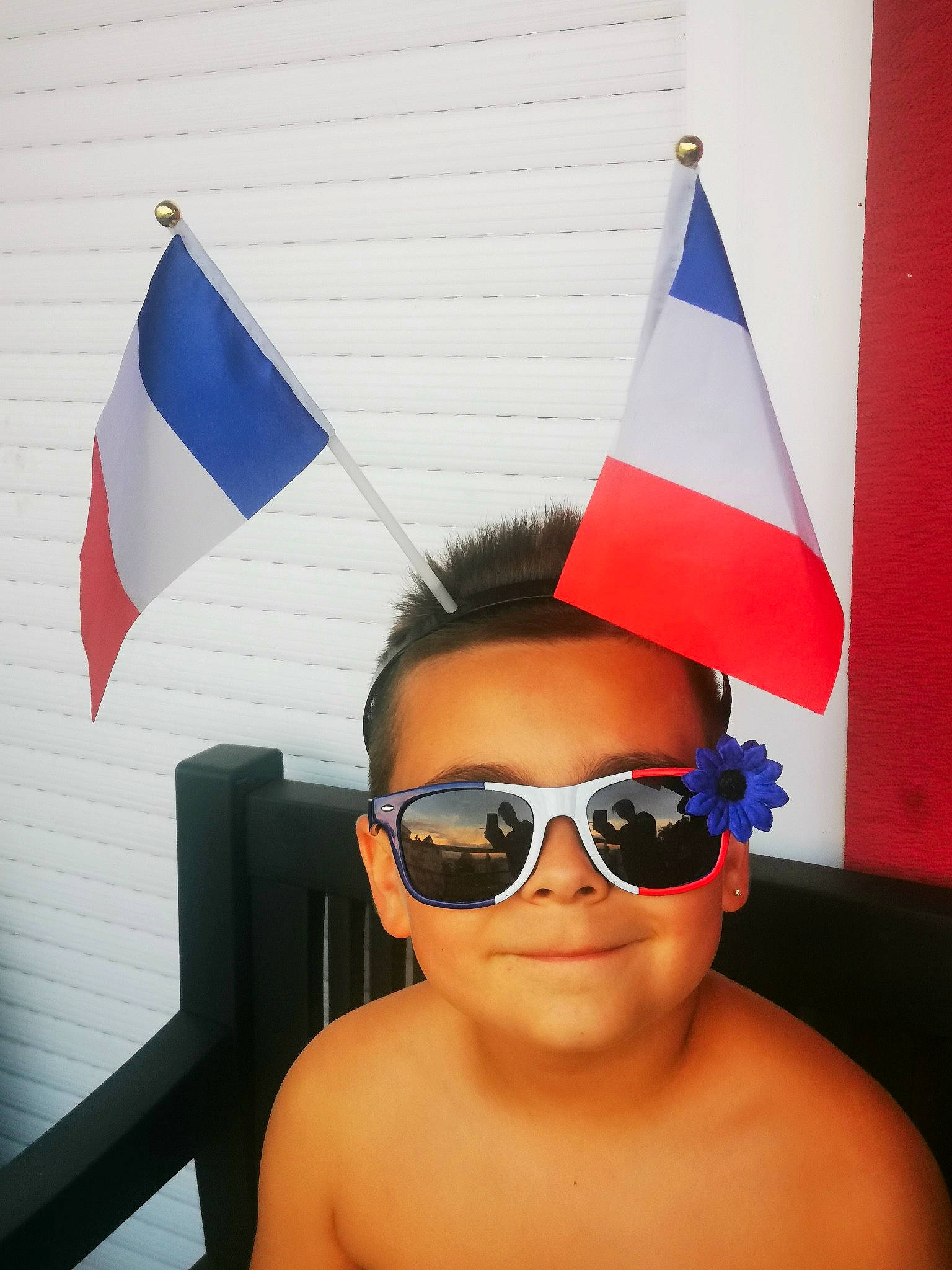 Manöa participe au concours pour gagner de l'argent avec cette photo : cap, child, cone, cool, costume_hat, event, eyewear, facial_expression, flag_of_the_united_states, fun, glasses, goggles, hair, happy, headgear, party_hat, party_supply, person, personal_protective_equipment, sunglasses