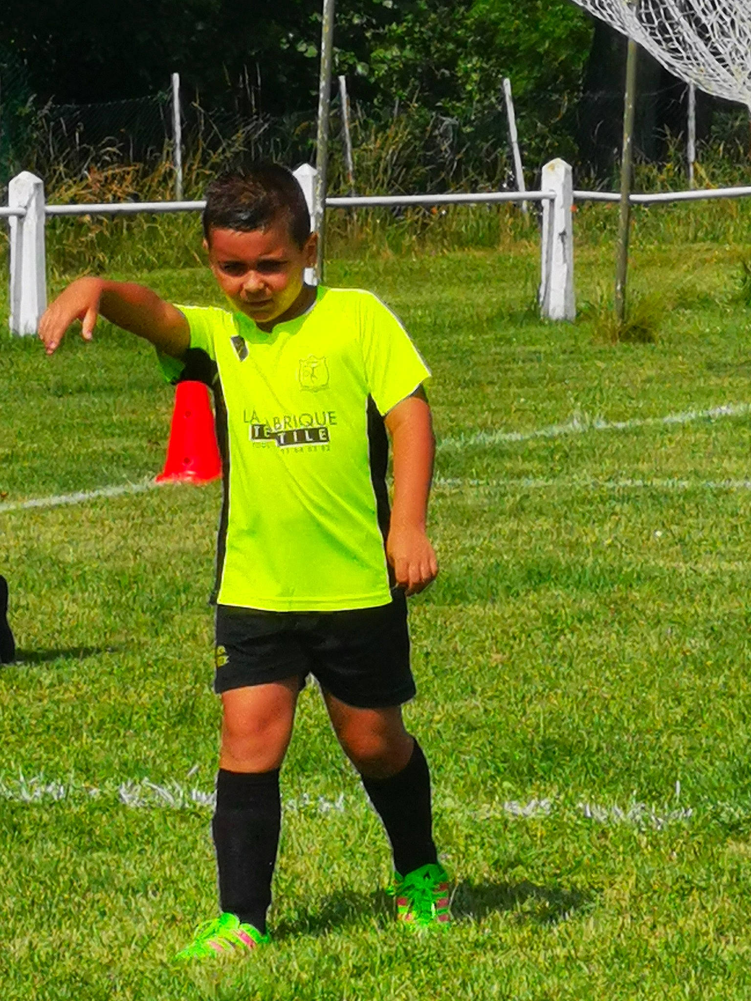 Manöa a rejoint le concours — aidez-le/la à gagner de superbes lots ! ball, competition_event, fence, football, football_player, fun, grass, jersey, leisure, person, plant, player, playing_sports, shorts, soccer, soccer_ball, sports_equipment, sports_uniform, sportswear, t_shirt