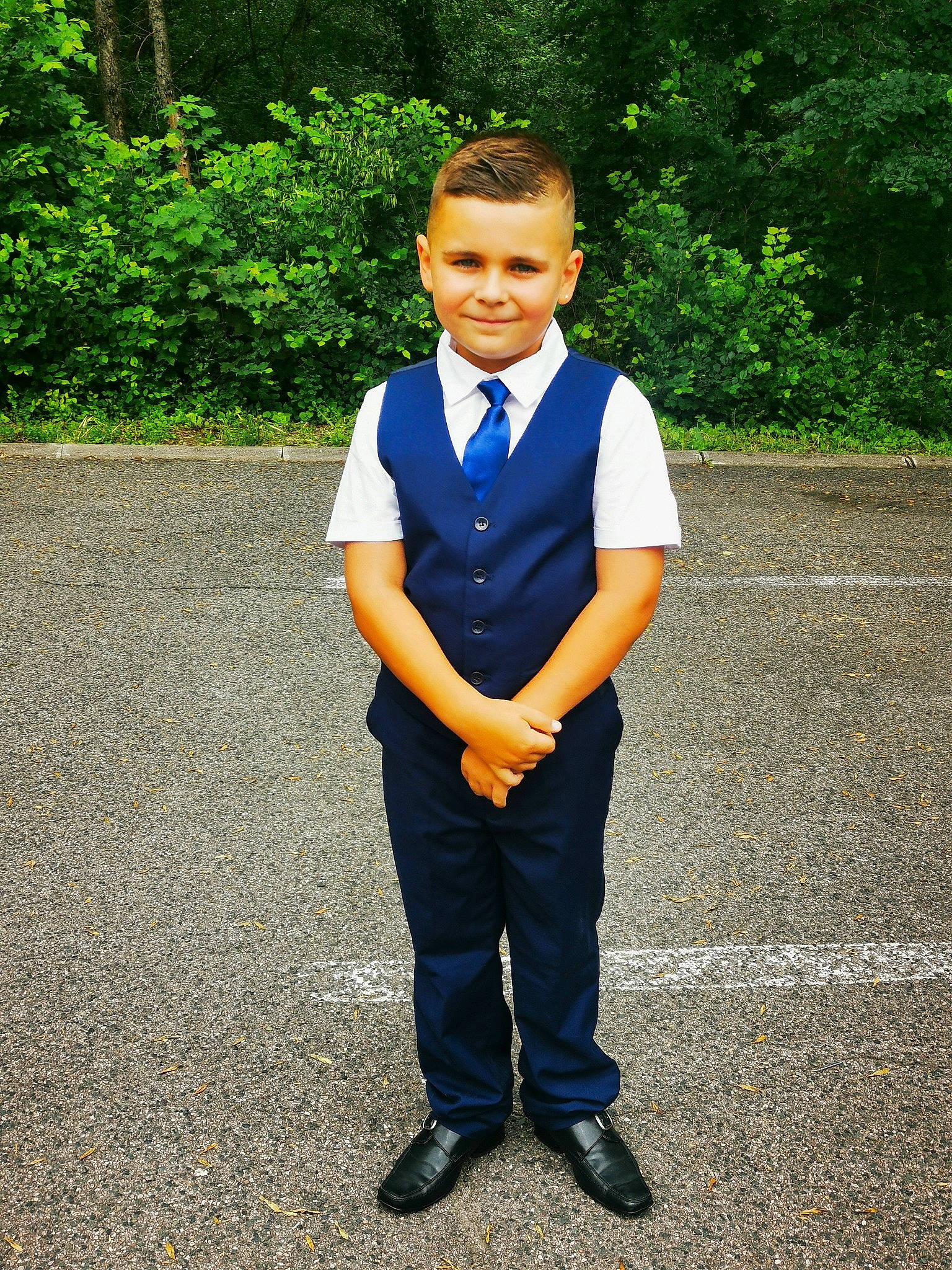 Manöa a rejoint le concours — aidez-le/la à gagner de superbes lots ! blazer, collar, dress_shirt, electric_blue, footwear, formal_wear, grass, joy, leg, leisure, people_in_nature, person, plant, school_uniform, shoe, sleeve, smile, standing, street_fashion, tie