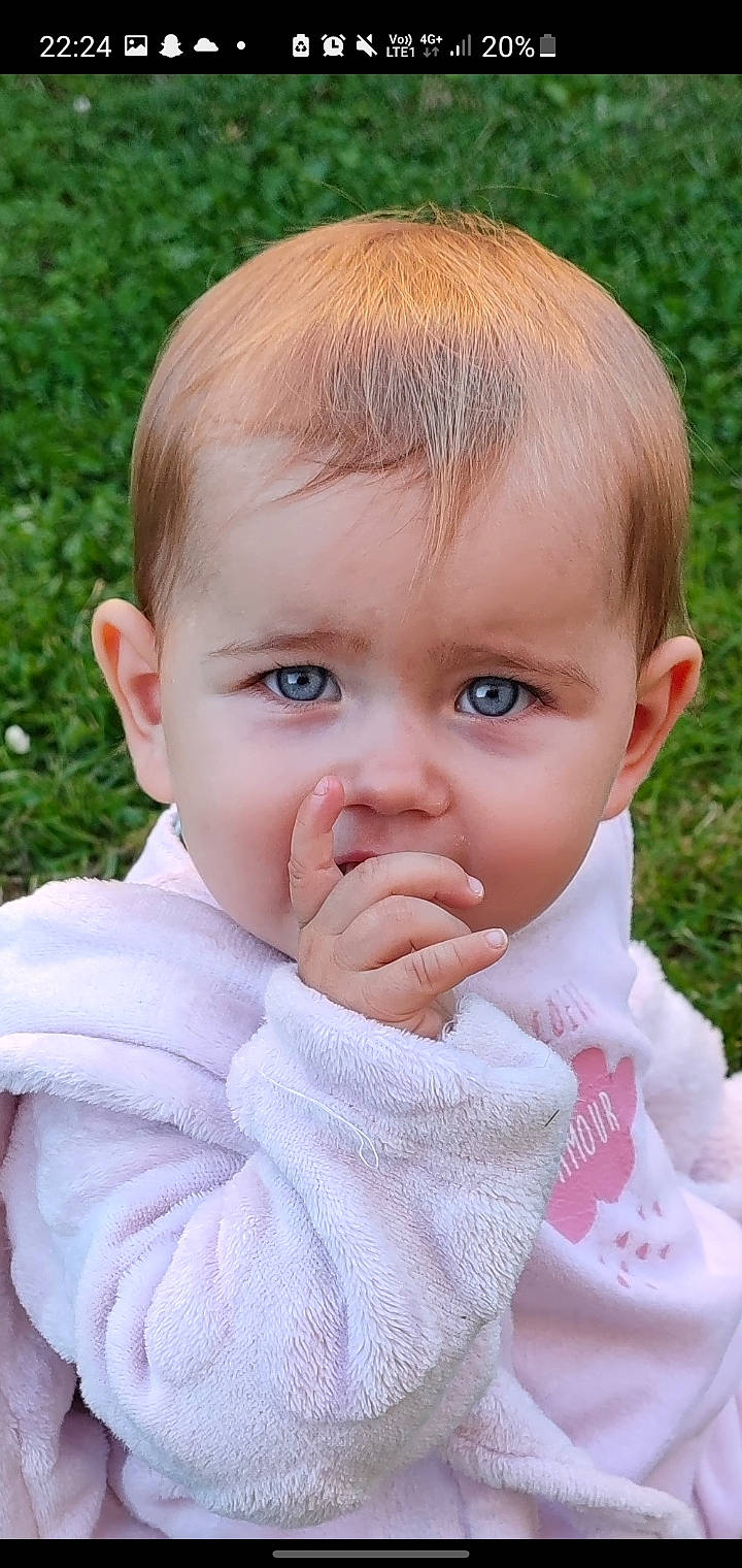Lyna a rejoint le concours — aidez-le/la à gagner de superbes lots ! baby, baby_toddler_clothing, cheek, close_up, clothing, ear, eyebrow, eyelash, finger, gesture, grass, happy, iris, lip, mouth, nose, person, pink, skin, sleeve