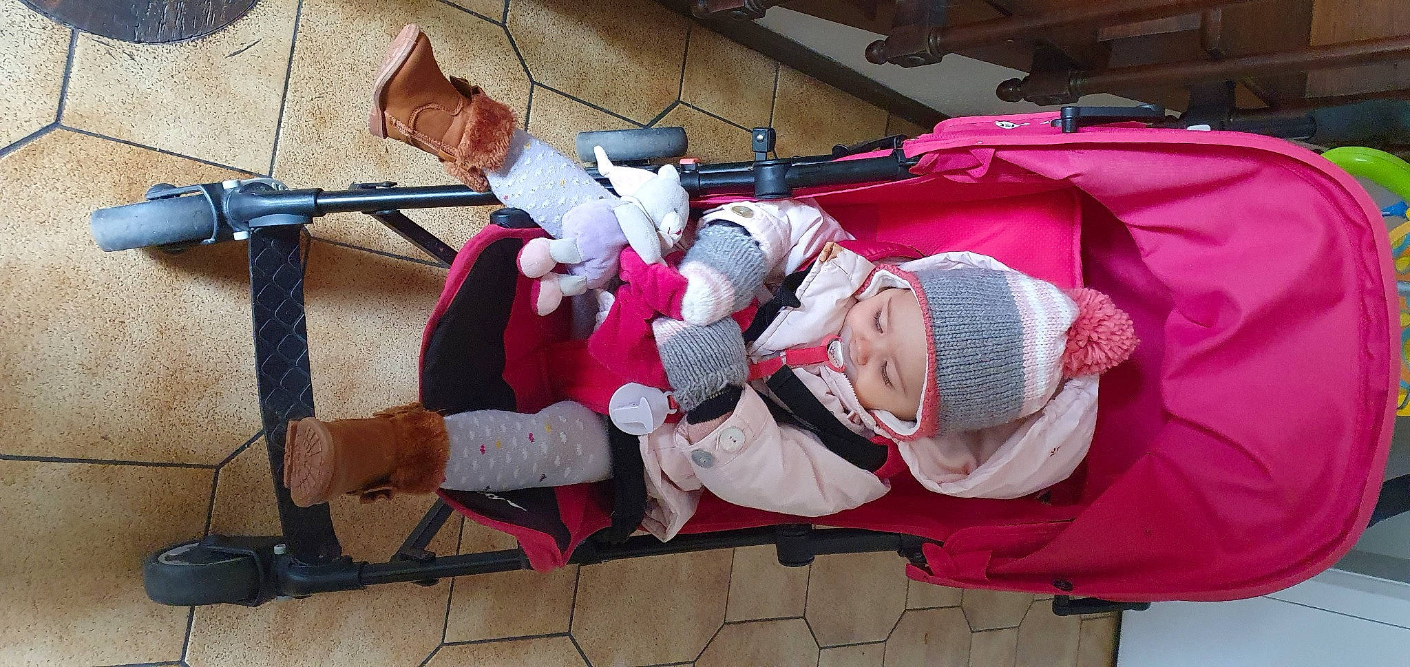 Lyna a rejoint le concours — aidez-le/la à gagner de superbes lots ! baby_products, carmine, child, comfort, costume, costume_hat, event, fictional_character, fun, hat, headwear, lap, magenta, person, santa_claus, sitting, textile, tradition