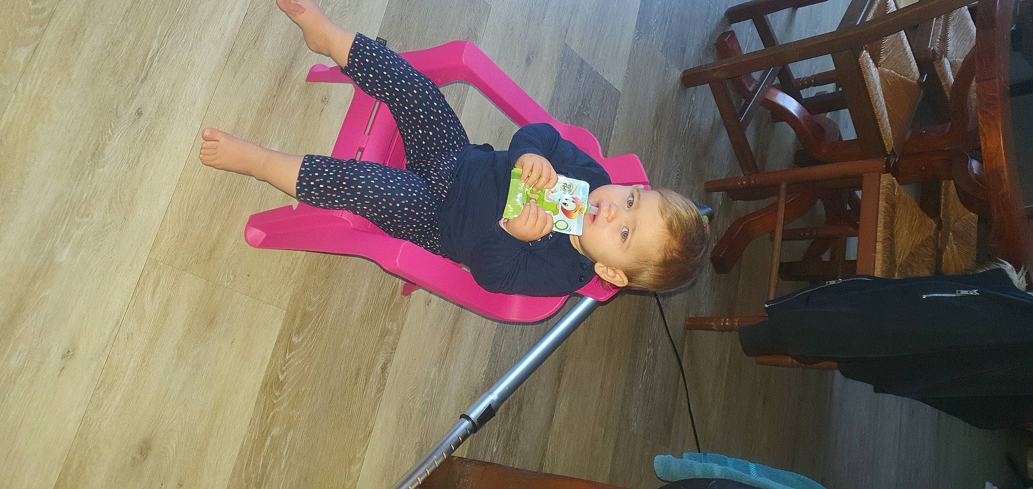 Lyna a rejoint le concours — aidez-le/la à gagner de superbes lots ! active_pants, baby_toddler_clothing, balance, chair, child, flooring, fun, hardwood, human_leg, knee, leisure, magenta, person, sock, sportswear, thigh, toddler, varnish, waist, wood