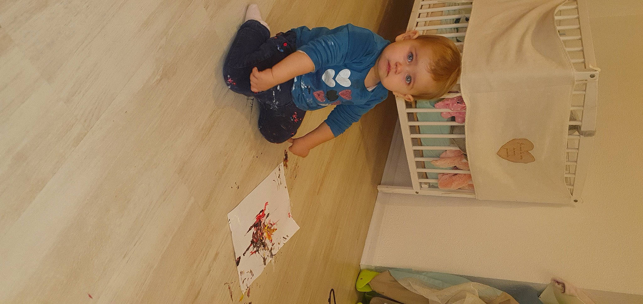 Lyna a rejoint le concours — aidez-le/la à gagner de superbes lots ! baby, child, comfort, floor, flooring, fun, hardwood, house, laminate_flooring, pattern, person, play, plywood, room, smile, t_shirt, toddler, varnish, wood, wood_flooring