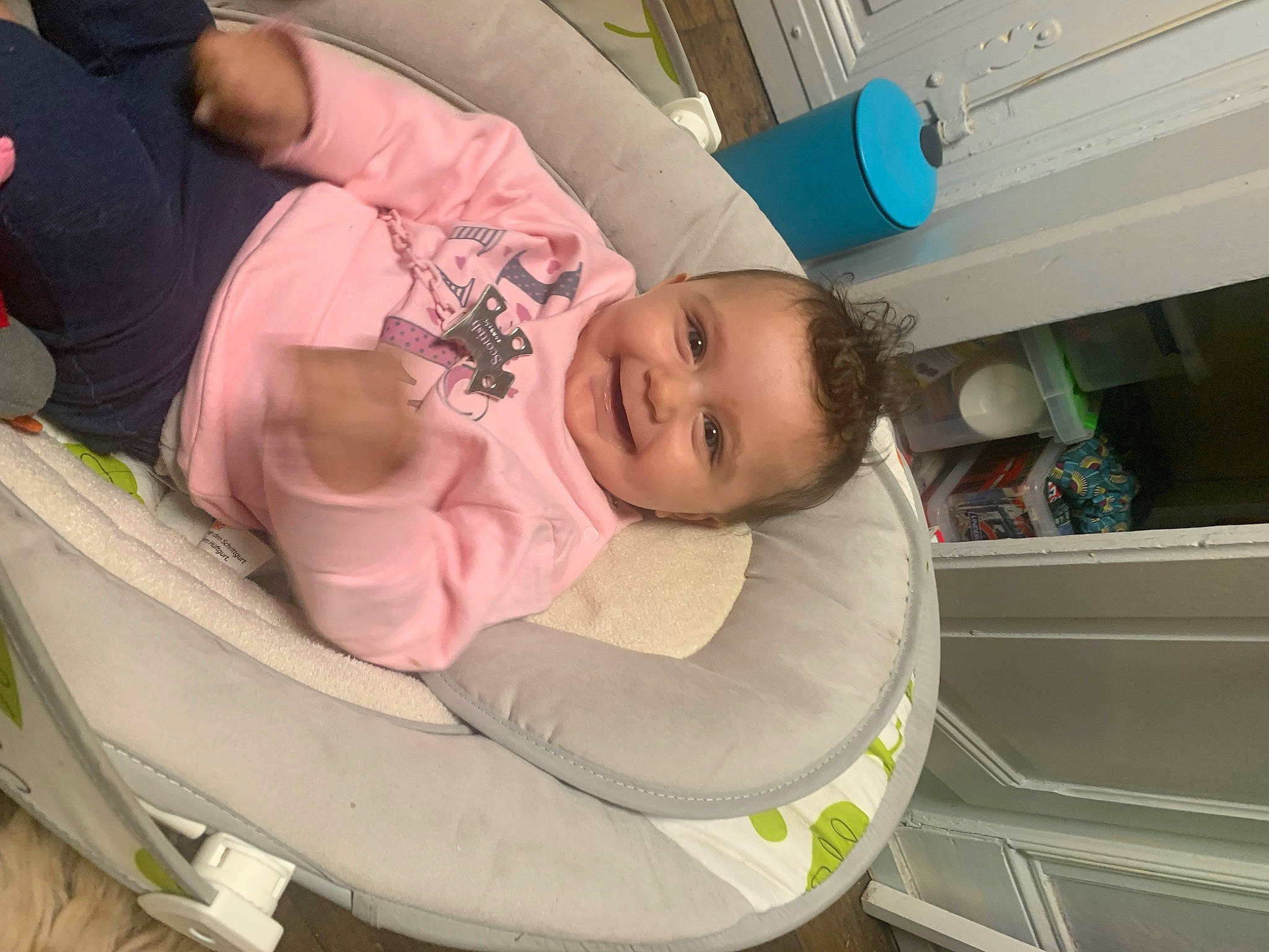 Ambre participe au concours pour gagner de l'argent avec cette photo : auto_part, baby, baby_carriage, baby_products, baby_safety, baby_toddler_clothing, car_seat, cheek, child, comfort, fun, infant_bed, joy, mouth, person, pink, room, sleep, smile, toddler