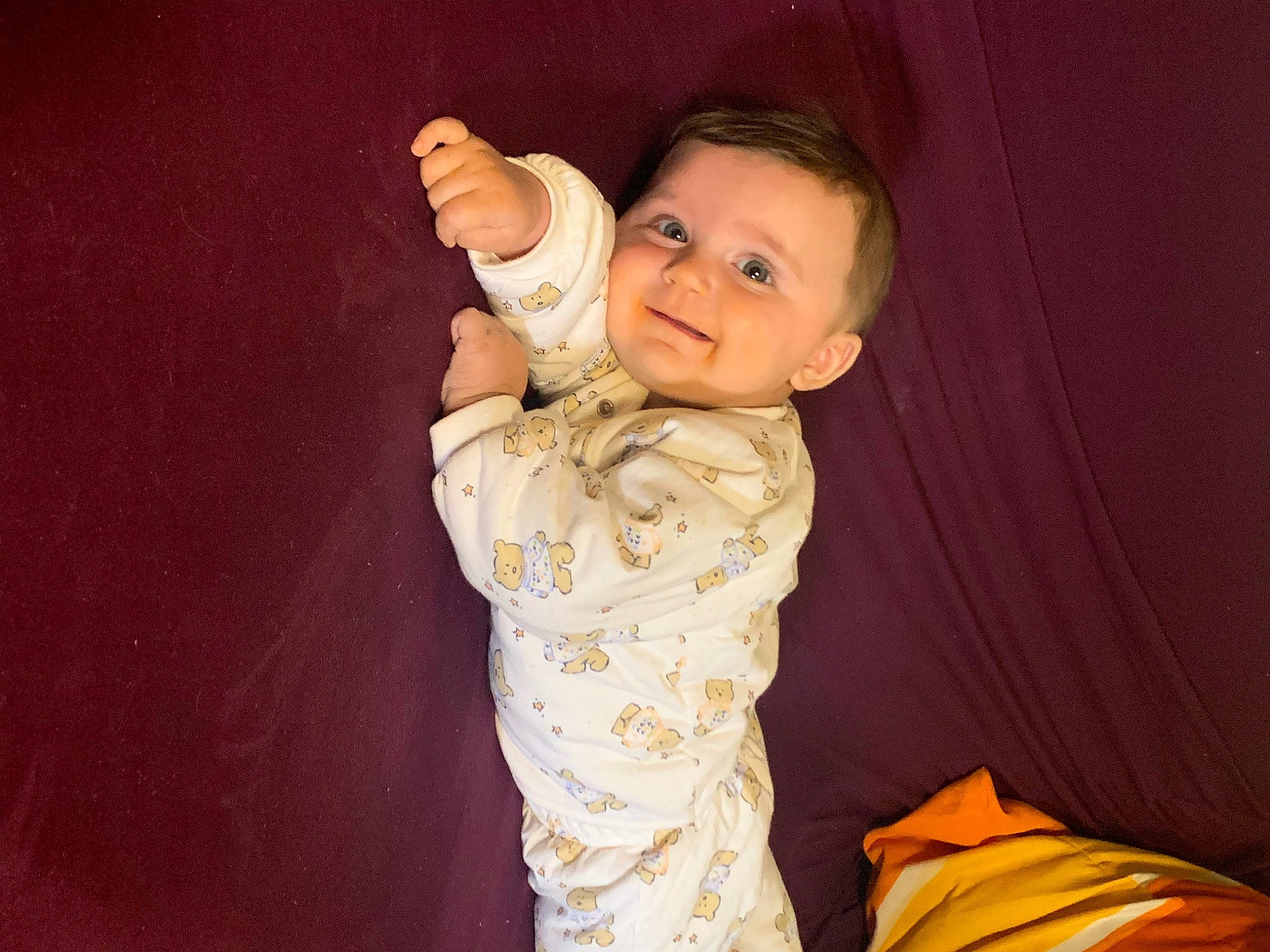 Ambre a rejoint le concours — aidez-le/la à gagner de superbes lots ! baby, baby_laughing, baby_toddler_clothing, cheek, chin, comfort, elbow, event, flash_photography, gesture, happy, head, human_body, joy, leg, nose, person, sleeve, smile, t_shirt