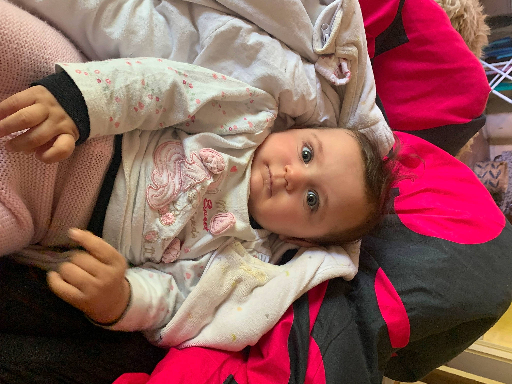 Ambre a rejoint le concours — aidez-le/la à gagner de superbes lots ! baby, cheek, child, comfort, eyelash, facial_expression, fun, fur, gesture, happy, mouth, neck, nose, person, pink, product, sitting, skin, sleeve, toddler