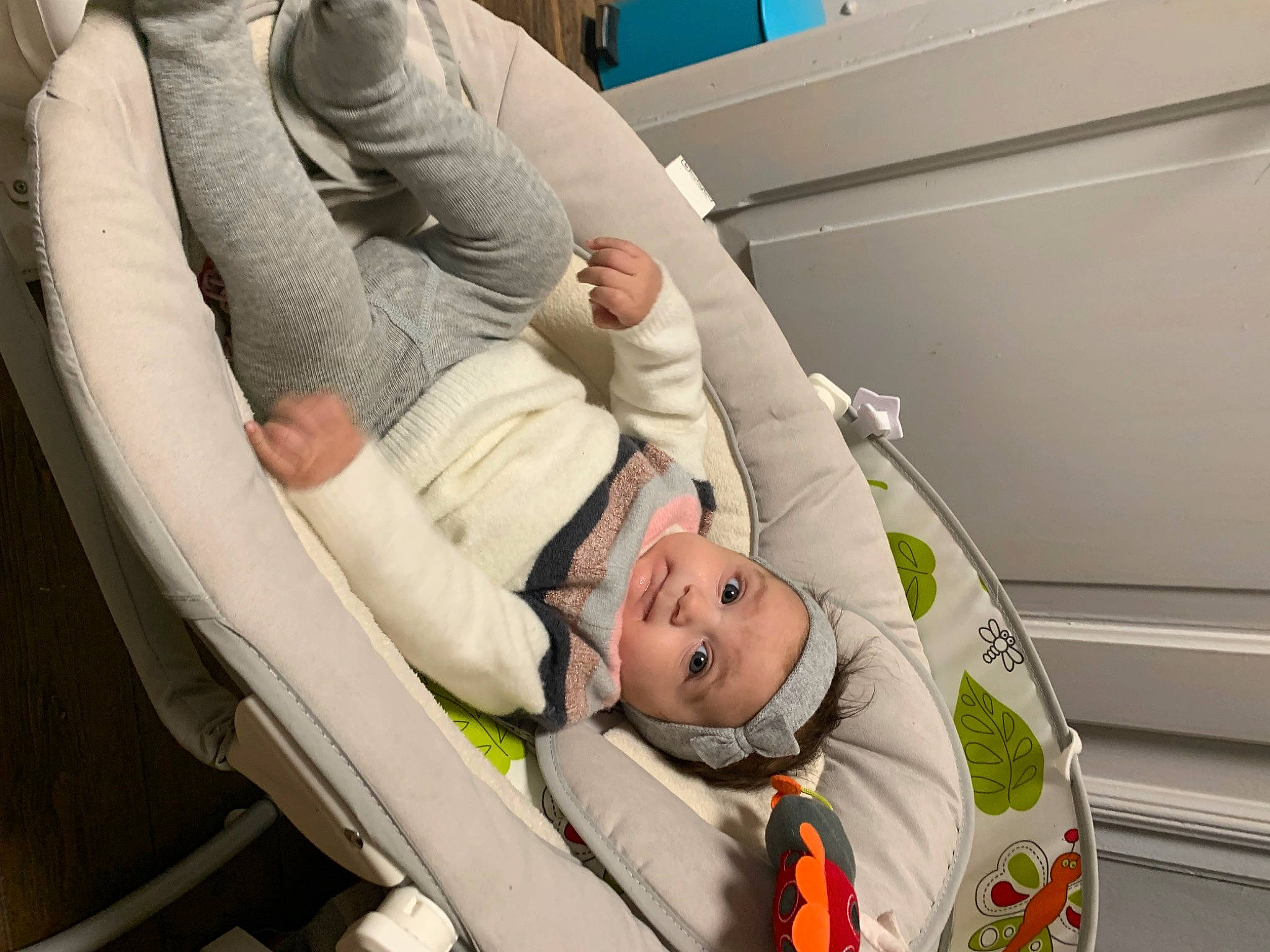 Ambre a rejoint le concours — aidez-le/la à gagner de superbes lots ! baby, baby_products, baby_safety, car_seat, child, comfort, event, headwear, health_care, hospital, hospital_bed, knee, leg, medical, medical_equipment, medical_procedure, patient, person, room, service