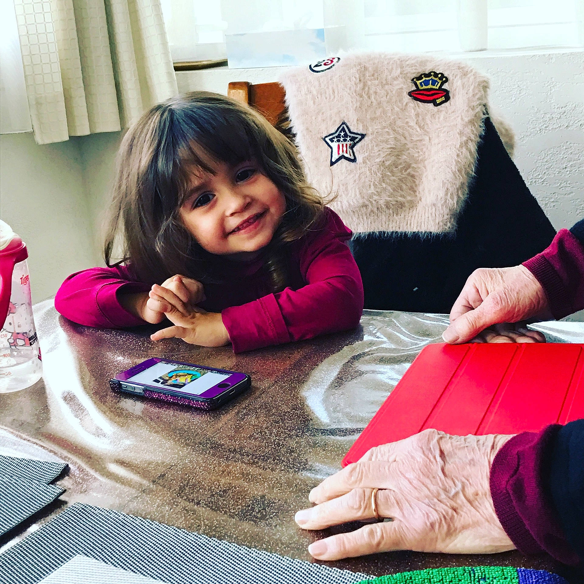 Tina a rejoint le concours — aidez-le/la à gagner de superbes lots ! art, color, furniture, human_positions, joy, sitting