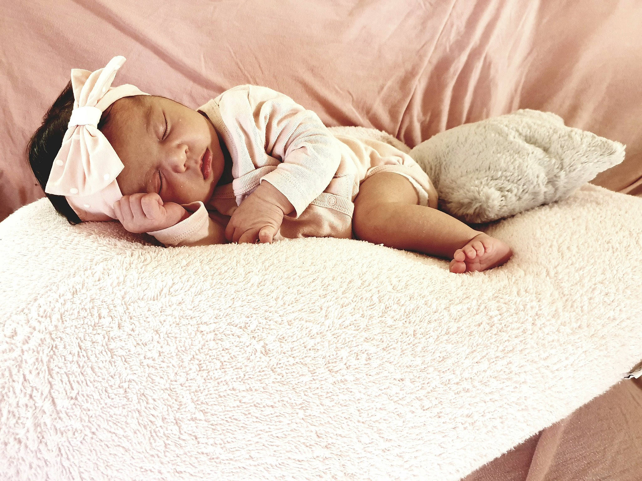 Eliyah participe au concours pour gagner de l'argent avec cette photo : baby, baby_sleeping, bedding, bedtime, beige, birth, child, comfort, furniture, hand, happy, headwear, linens, love, nap, person, photography, pillow, sleep, textile