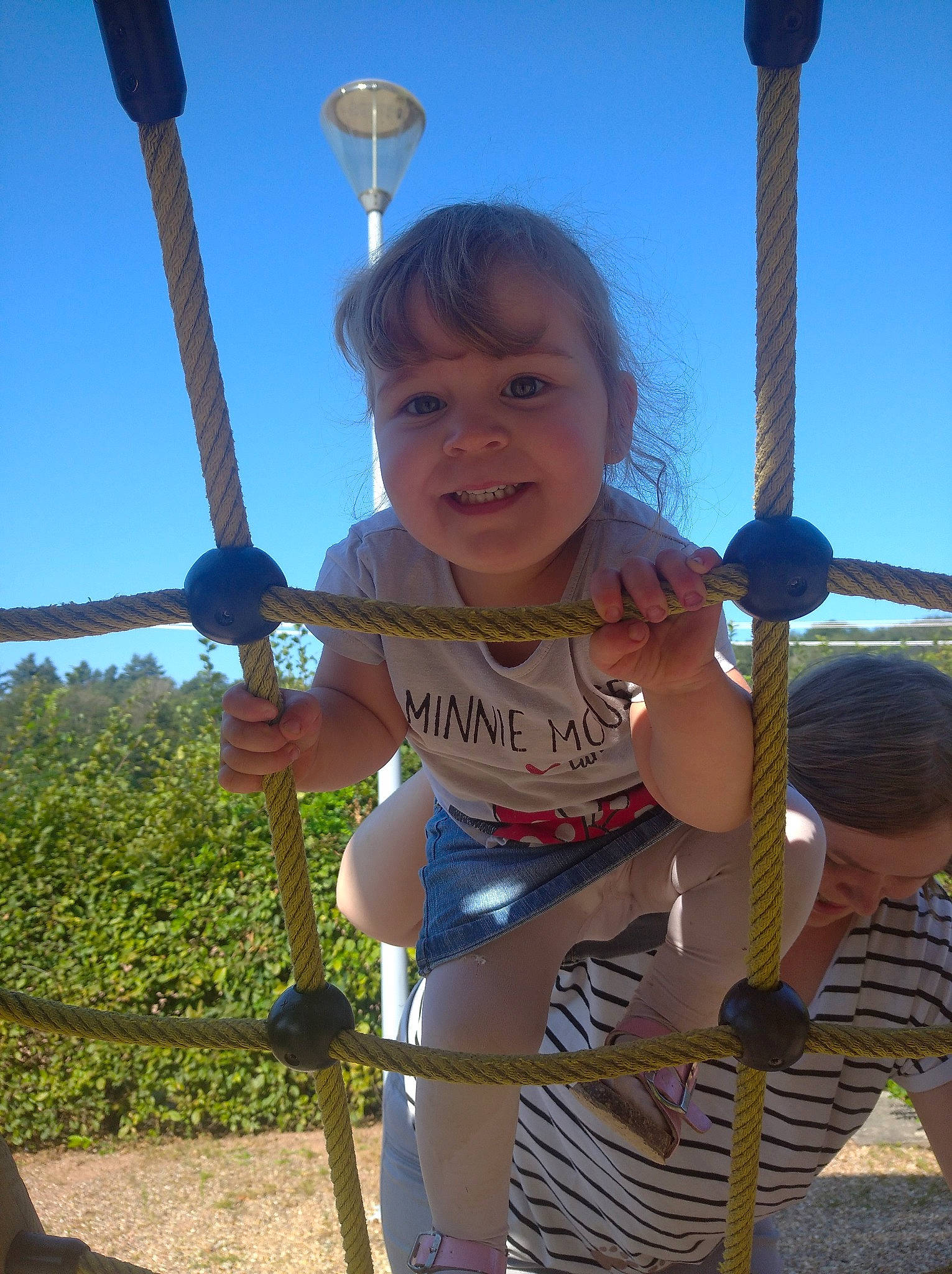 Florine a rejoint le concours — aidez-le/la à gagner de superbes lots ! child, city, elbow, fun, happy, human_settlement, joy, leisure, outdoor_play_equipment, person, playground, pole, recreation, shorts, sky, smile, swing, t_shirt, toddler, travel