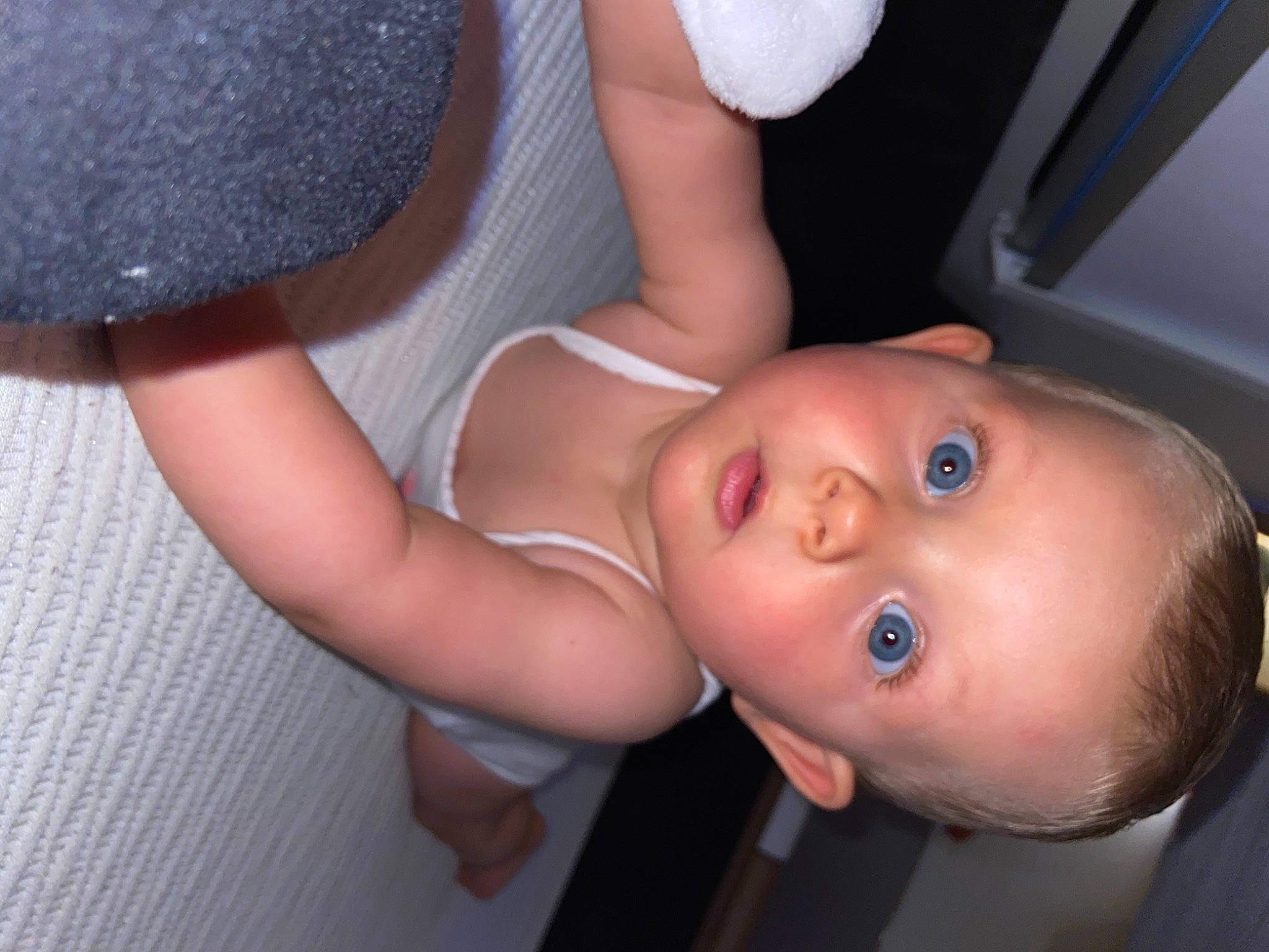 Djeyllie a rejoint le concours — aidez-le/la à gagner de superbes lots ! baby, cheek, chest, child, eyelash, finger, flash_photography, fun, gesture, hairstyle, hand, human_body, iris, joint, lip, mouth, nose, person, skin, smile