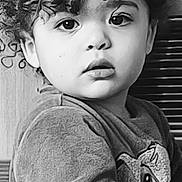 Adam participe au concours pour gagner de l'argent avec cette photo : child, toddler, curly_hair, black_and_white, portrait, close_up, expressive_eyes, long_sleeve_shirt, cartoon_character, indoor, texture, young_child, face, looking_away, cute, innocent, soft_lighting, casual_clothing, person, monochrome