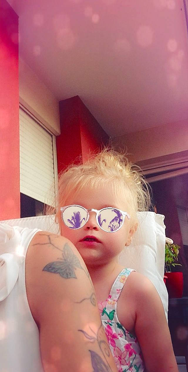 Lilie a rejoint le concours — aidez-le/la à gagner de superbes lots ! brassiere, chest, cool, eye, eyebrow, eyewear, flash_photography, glasses, goggles, hairstyle, happy, head, headgear, human_body, lip, person, sunglasses, swimming_pool, thigh, trunk