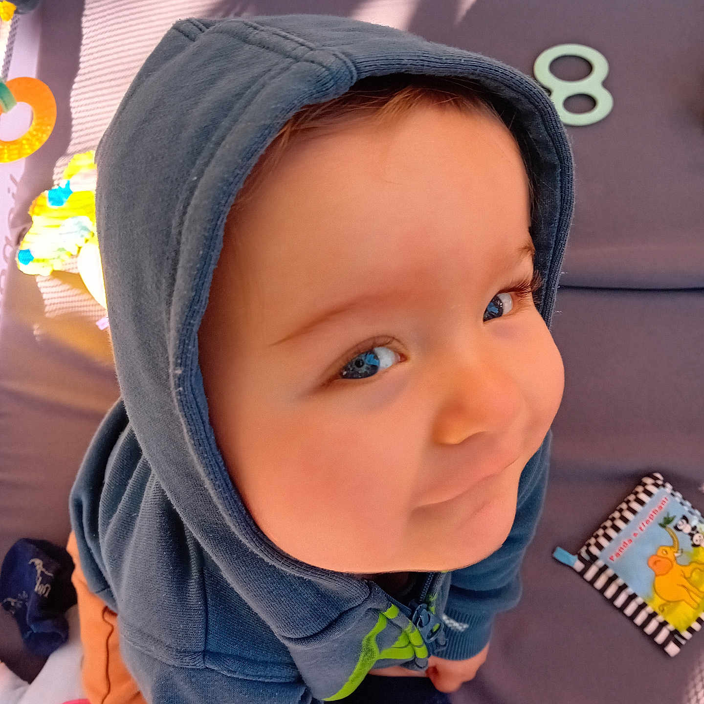 Esteban participe au concours pour gagner de l'argent avec cette photo : applique, baby, beanie, bonnet, cap, clothing, face, fleece, hat, head, hood, hoodie, knitwear, pattern, person, photography, portrait, sweater, sweatshirt