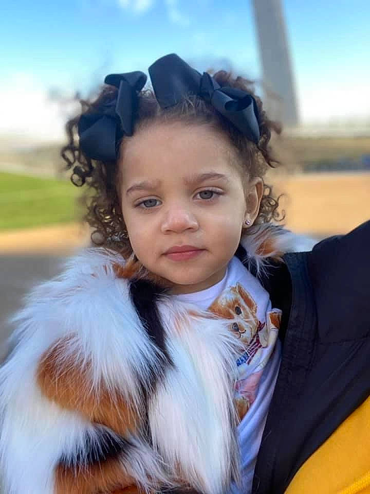 Amariana is registered to the contest to win money with this photo: animal_product, child_model, costume_accessory, fur, fur_clothing, hair_accessory, hairstyle, headband, headpiece, iris, natural_material, person, photo_shoot, plain, portrait, portrait_photography