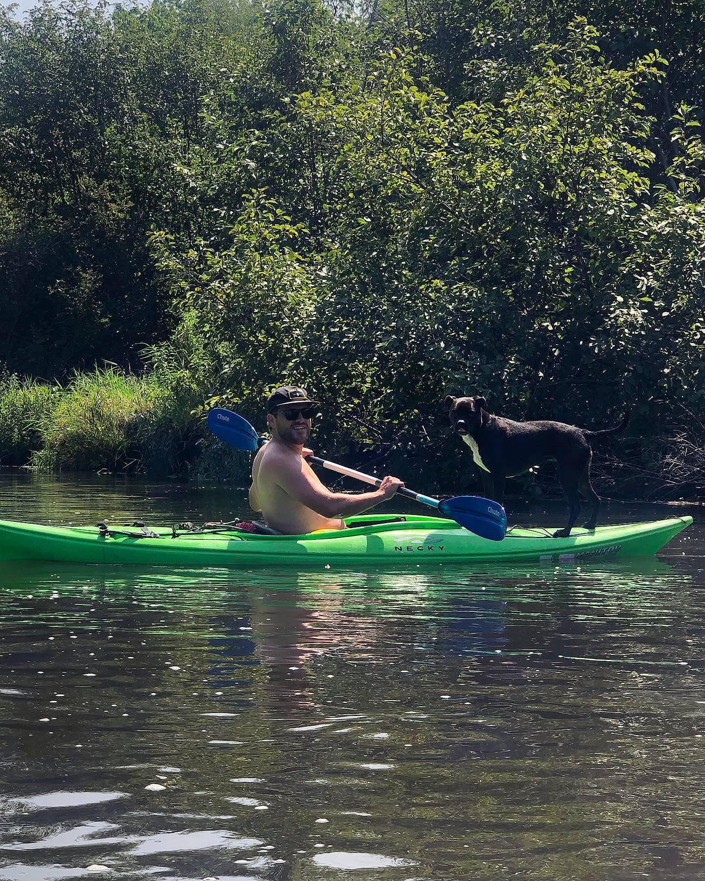 Leia is registered to the contest to win money with this photo: bank, boat, boats_and_boating_equipment_and_supplies, canoe, canoeing, kayaking, lake, leisure, oar, outdoor_recreation, paddle, people_in_nature, plant, recreation, sports_equipment, tree, vehicle, water, watercourse, watercraft