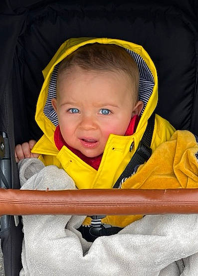Oscar a rejoint le concours — aidez-le/la à gagner de superbes lots ! baby, baby_carriage, baby_products, baby_safety, baby_toddler_clothing, car_seat, cheek, child, comfort, eye, fun, happy, head, hoodie, infant_bed, iris, person, sitting, smile, toddler