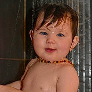Ambre participe au concours pour gagner de l'argent avec cette photo : bath_time, bathroom, beads, blue_eyes, child, cute, expression, face, head, indoors, necklace, person, portrait, shower, skin, toddler, water, water_droplets, wet_hair, young_child